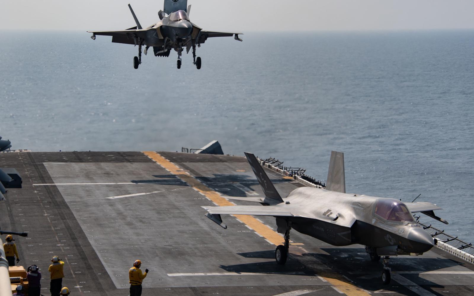 تعزيزات عسكرية أمريكية غير مسبوقة في الشرق الأوسط.. 50 مقاتلة استعداداً لضرب إيران وسط مفاوضات نووية