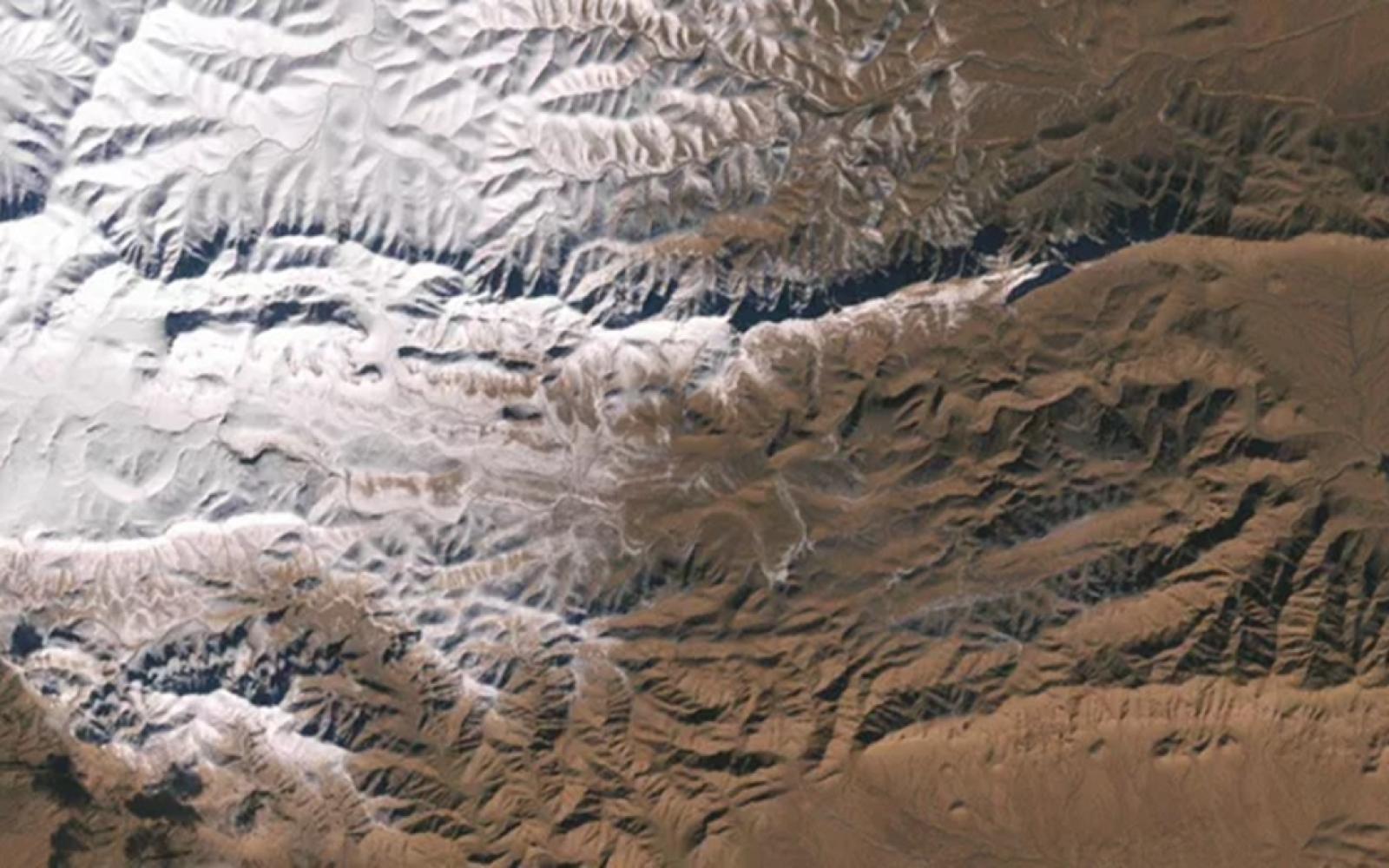 ثلوج غير مسبوقة تغطي صحراء الجزائر الكبرى في ظاهرة طبيعية فريدة تثير تساؤلات حول المناخ