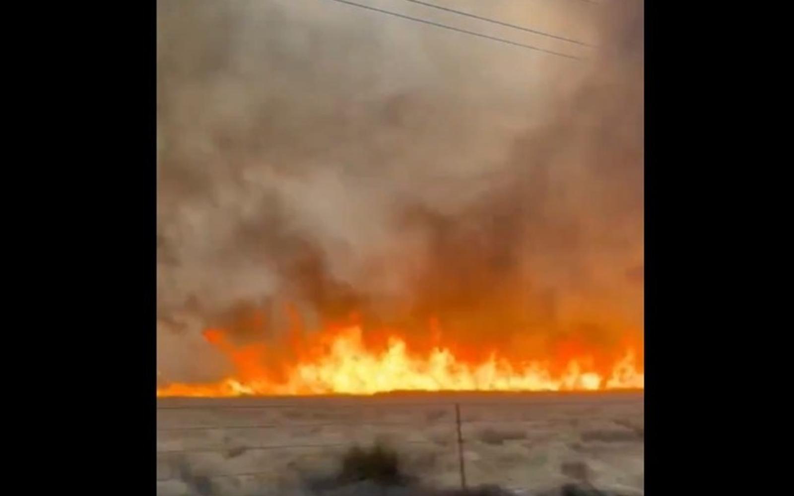 حرائق الغابات تجبر آلاف السكان في أوكلاهوما الأمريكية على النزوح وسط طقس حار وجاف