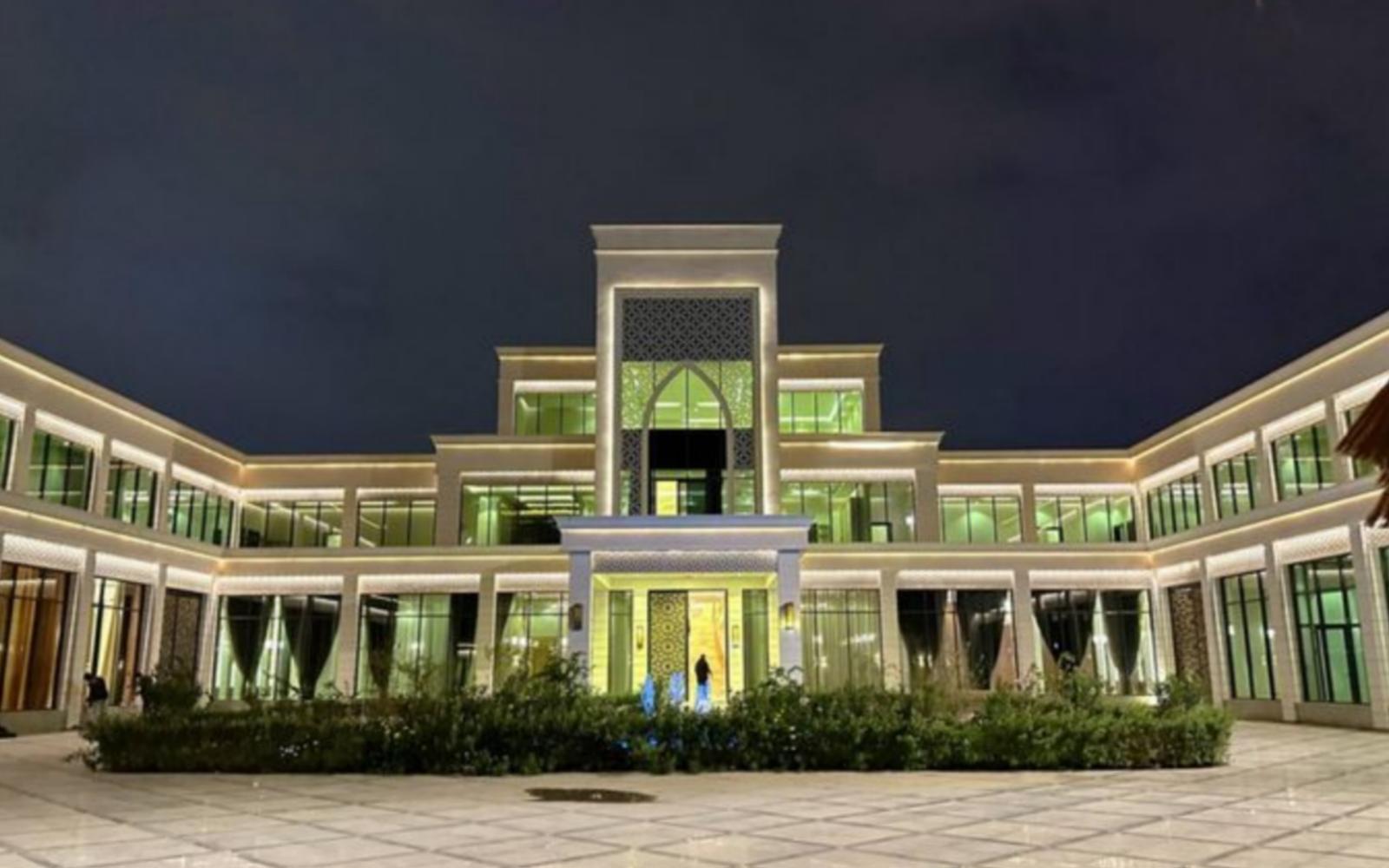 نيران تلتهم قصر باور في الرياض: الدفاع المدني يسيطر على الحريق بعد اشتباه في تسبّب البخور