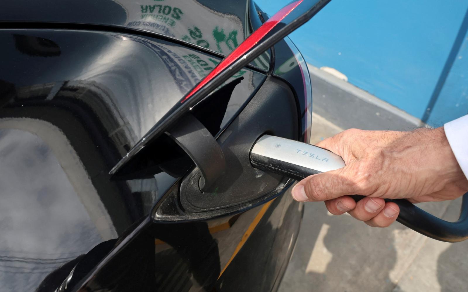 السيارات الكهربائية: صيانة مكثفة لمكوناتها الأساسية تتطلب اهتماماً خاصاً