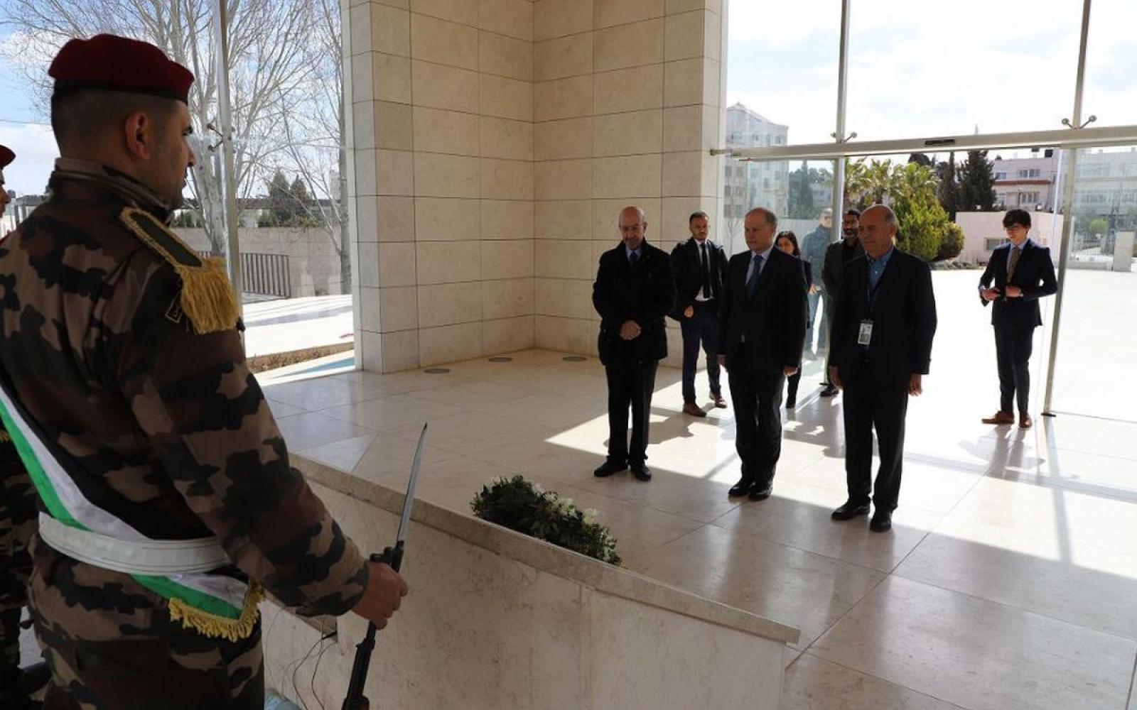 القنصل اليوناني في القدس يتعرف على تاريخ القضية الفلسطينية عبر متحف ياسر عرفات