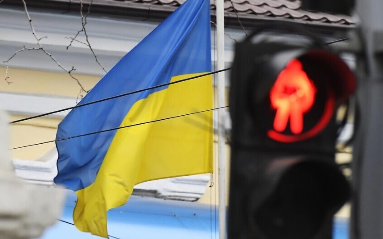 أوكرانيا: تفكيك شبكة ضخمة لتزوير جوازات سفر أوروبية لمساعدة الشباب على الهروب من التجنيد الإجباري