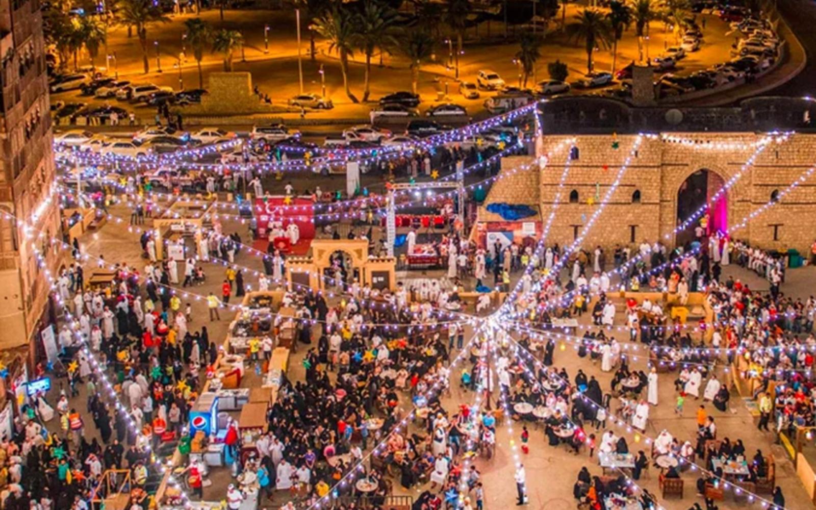 موائد الإفطار الرمضانية تجمع قلوب السعوديين في لوحة تكافل موحدة من تبوك لجدة