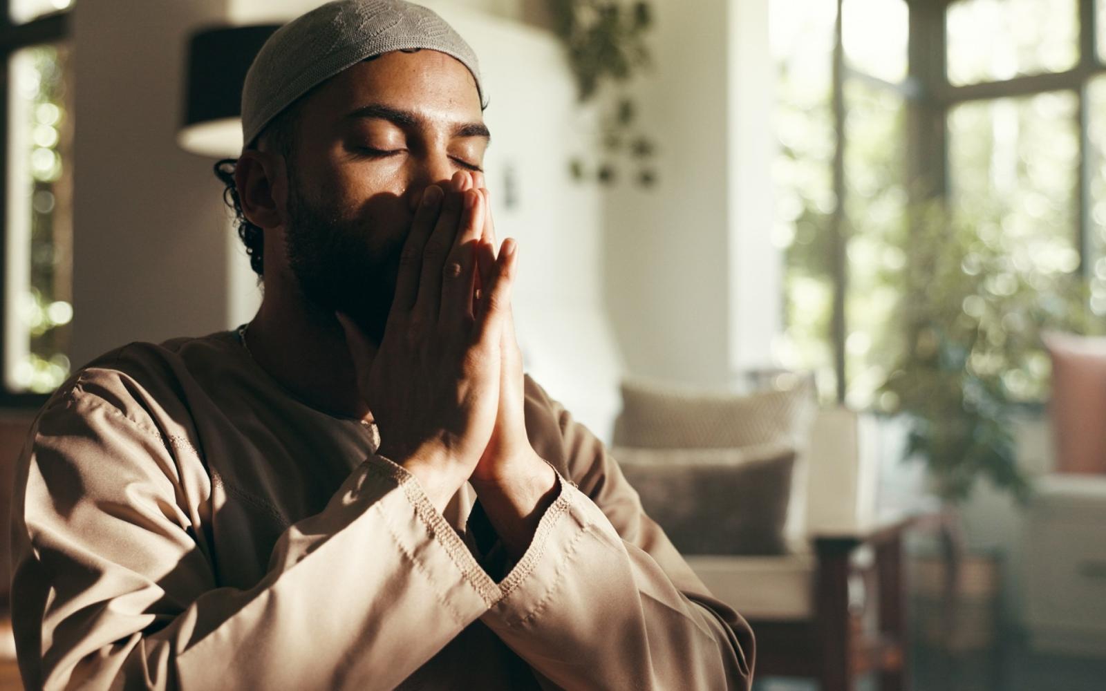 رمضان في الغربة: أصداء العائلة في غرفة ضيقة وصمت يكسر دفء الروح