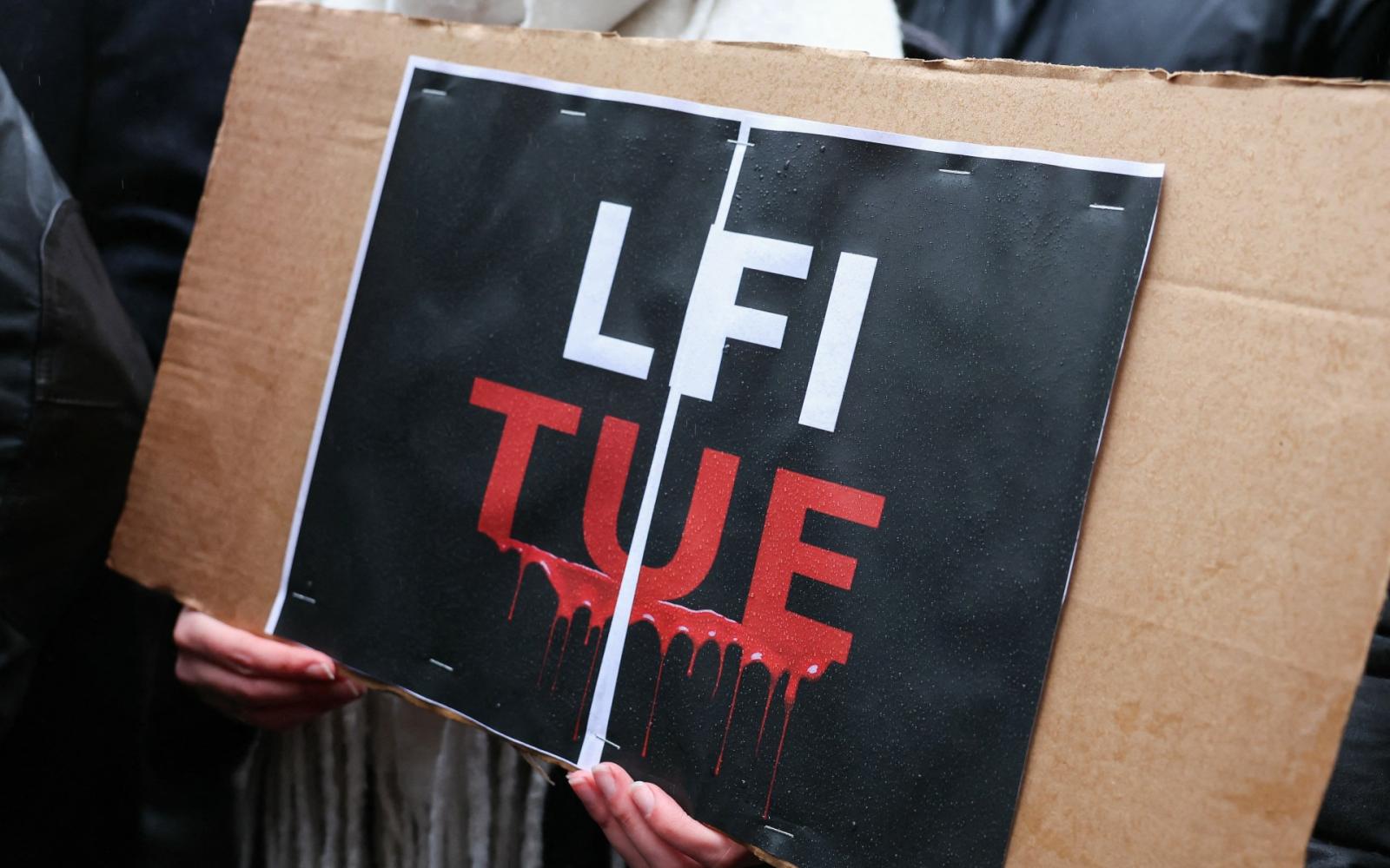 تهديد بقنبلة يثير الفزع ويجبر حزب "فرنسا الأبية" على إخلاء مقره الباريسي وسط اتهامات بمقتل ناشط يميني