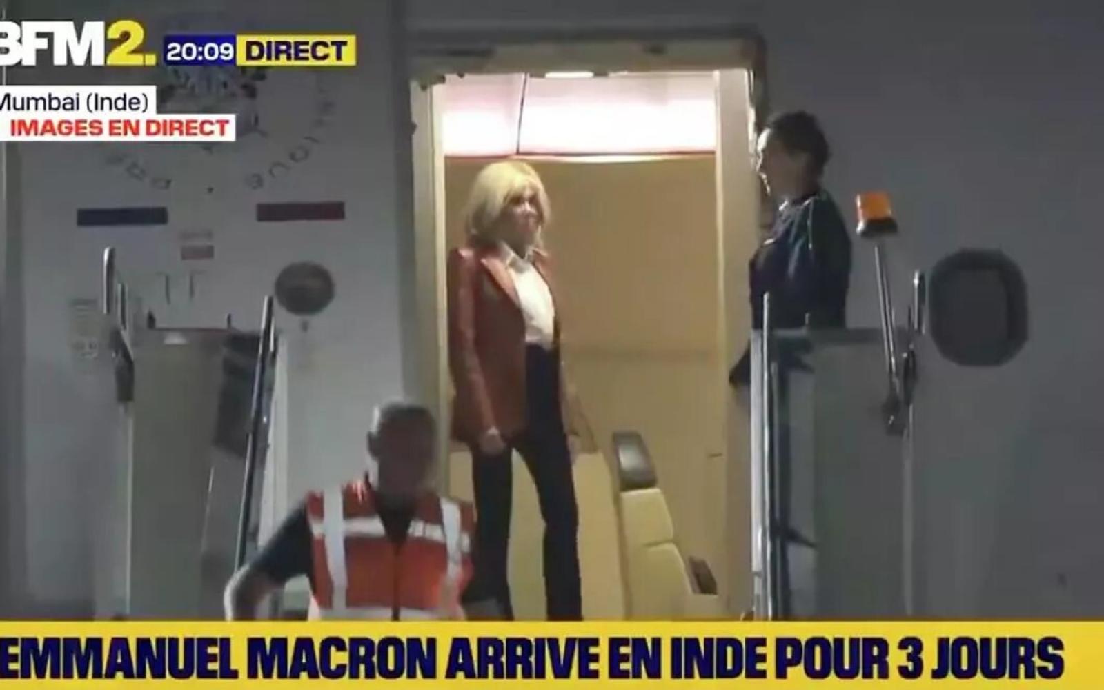 زعيم فرنسي يسخر من ماكرون وزوجته أثناء وصولهما إلى الهند: "ماذا حدث هناك بحق الجحيم؟"