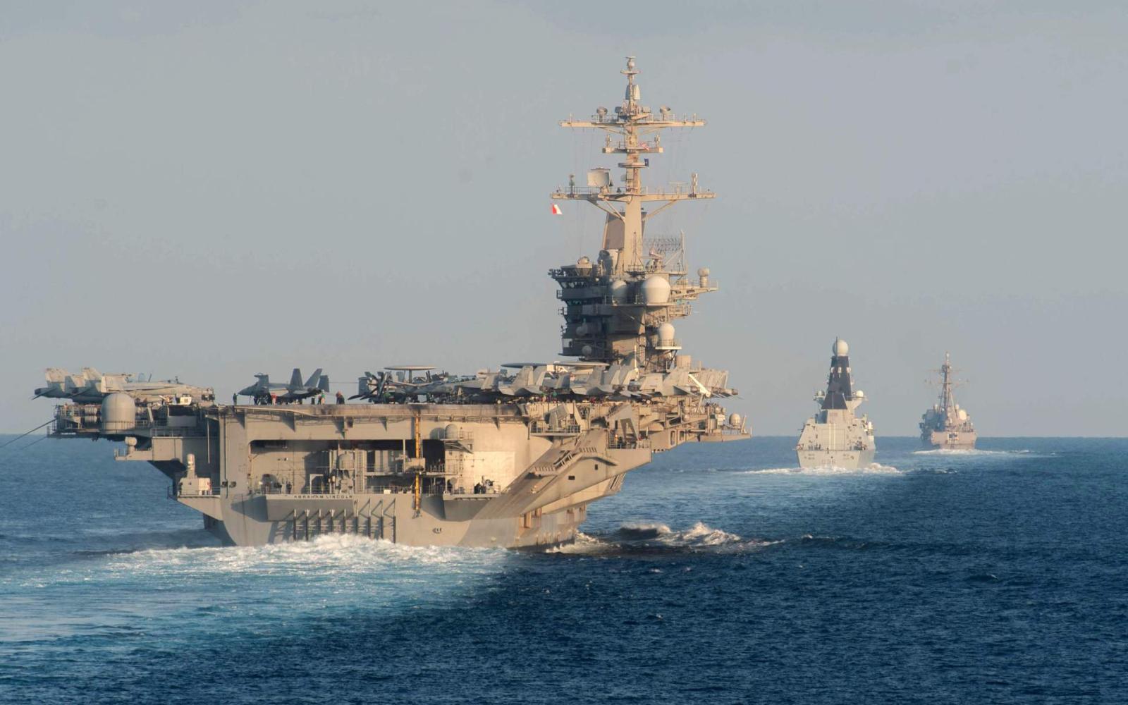 إيران تهدد بإغراق حاملات الطائرات الأمريكية في المنطقة وسط مفاوضات جنيف