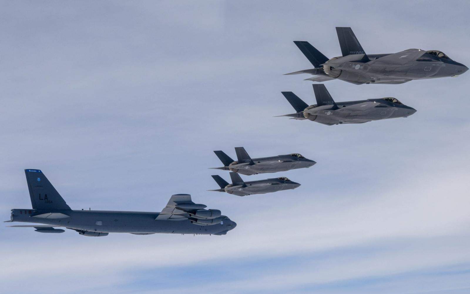 حشد أمريكي عسكري غير مسبوق بالشرق الأوسط ينذر بمواجهة واسعة مع إيران