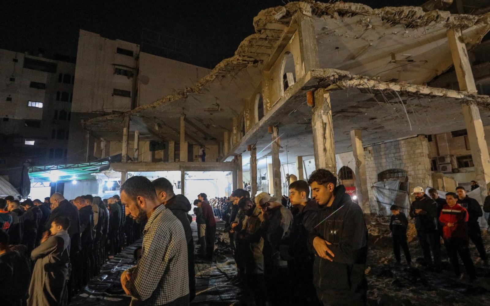 رمضان في غزة: صلاة التراويح فوق الركام بين الدمار والمجاعة وأمل متجدد