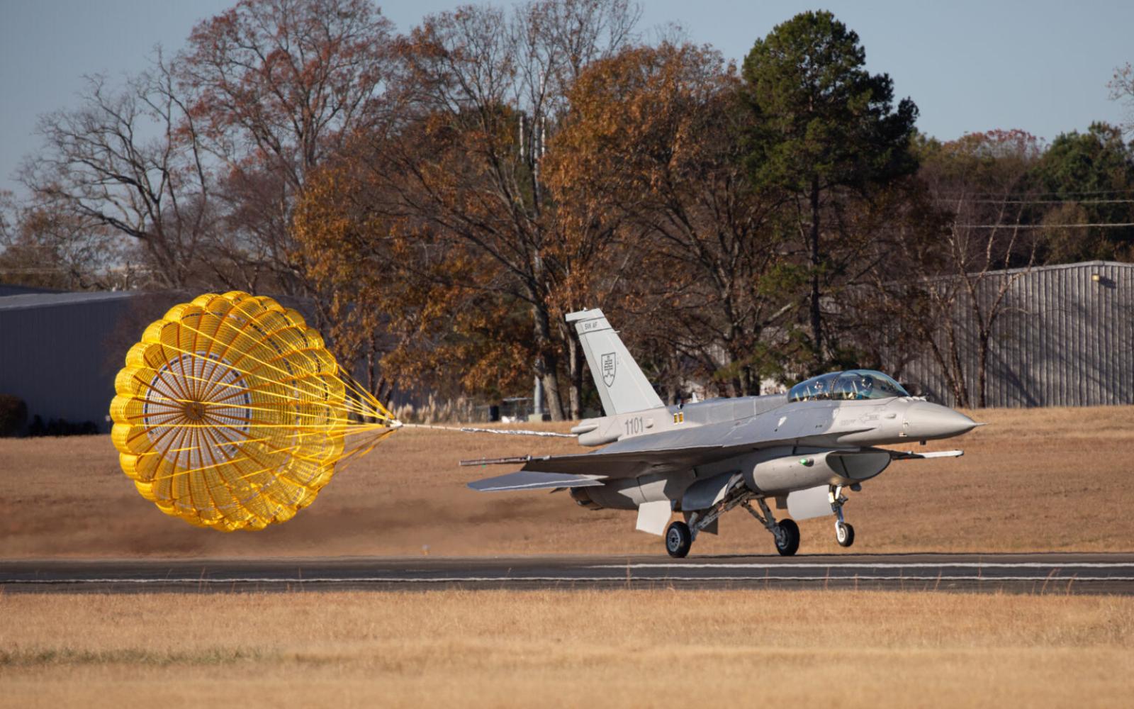 سلوفاكيا تعزز أسطولها الجوي باقتناء مقاتلات "إف-16" وصواريخ بعيدة المدى من واشنطن