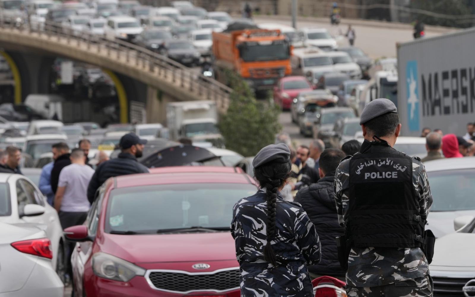 لبنان يغلي: احتجاجات واسعة ضد رفع الضرائب وأسعار الوقود في ظل أزمة اقتصادية خانقة