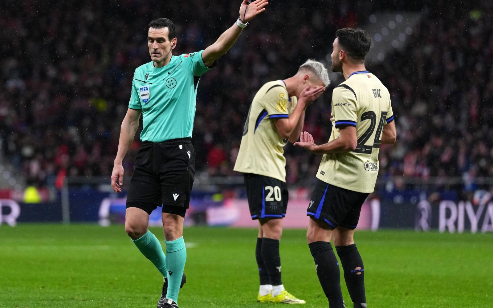 هيمنة مدريدية في تحكيم مباريات برشلونة تثير الجدل في الليغا وكأس الملك