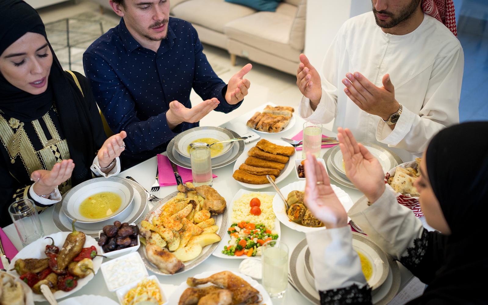 علماء يكشفون السر الفيزيائي وراء خمول ما بعد الإفطار الرمضاني: ليس ما تعتقده