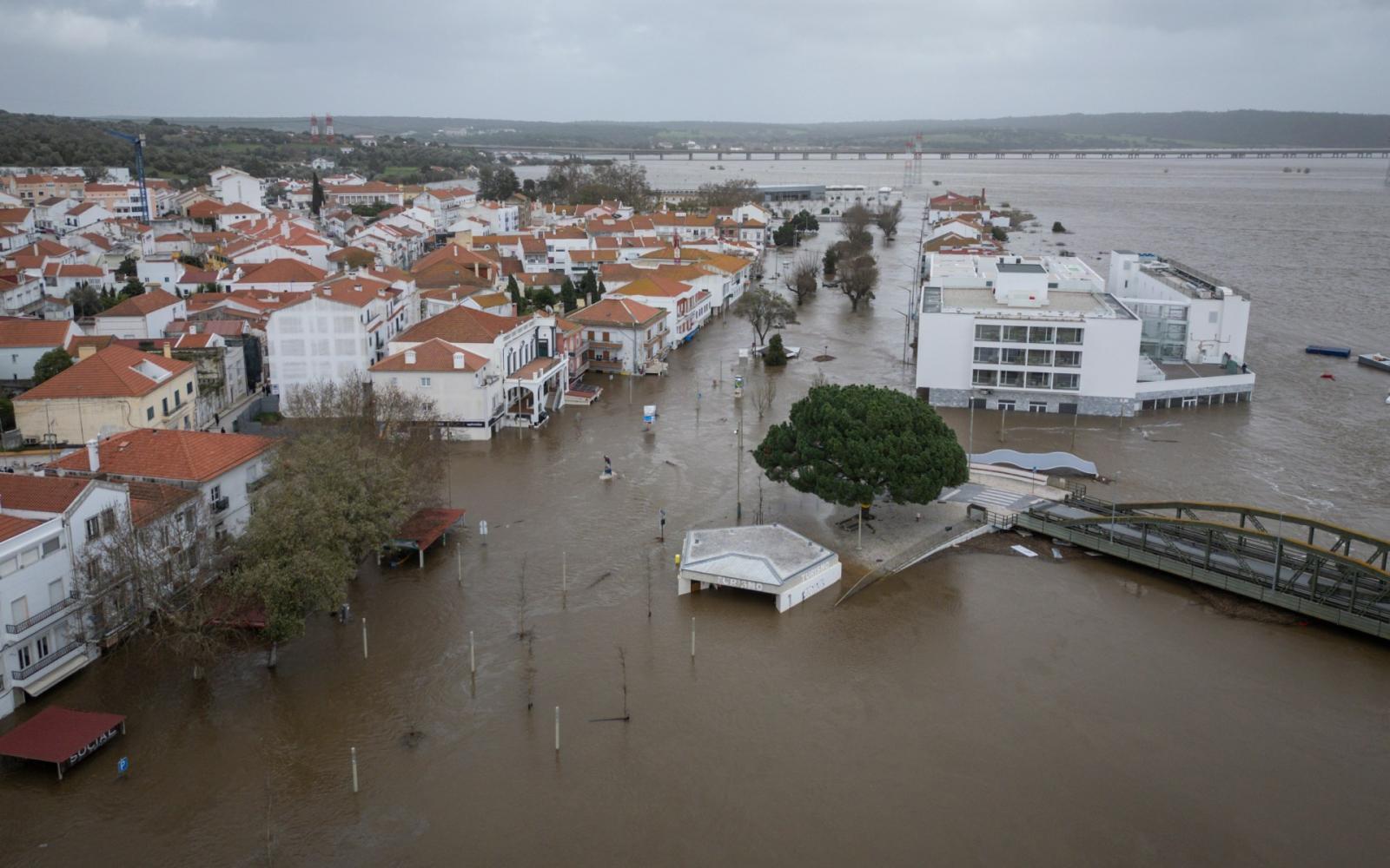 عواصف وفيضانات تجتاح أوروبا: آلاف يُجْلَون وسط انقطاع الكهرباء ودمار واسع