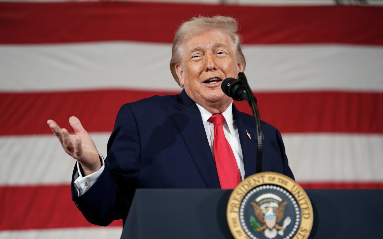 لارا ترامب تكشف رد فعل الرئيس ترامب المفاجئ خلال مغادرته البيت الأبيض وسط أجواء كئيبة