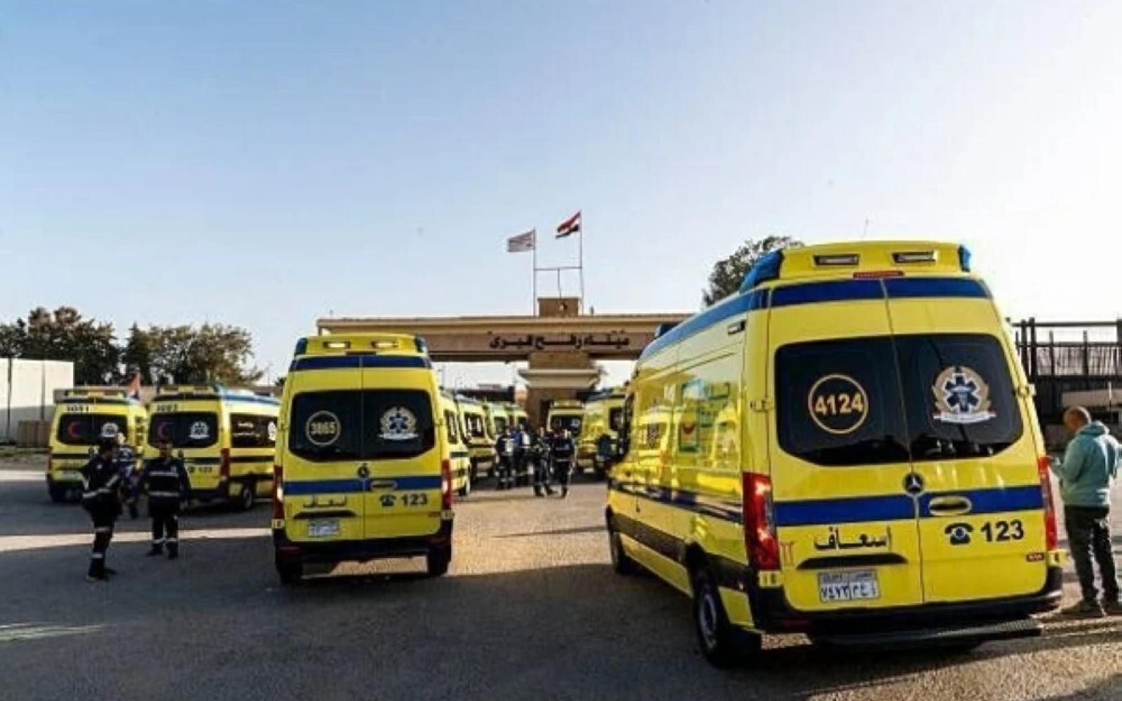 معبر رفح يستقبل 56 فلسطينياً منهم 21 مصاباً للعلاج في مصر وسط استمرار الترتيبات الإنسانية