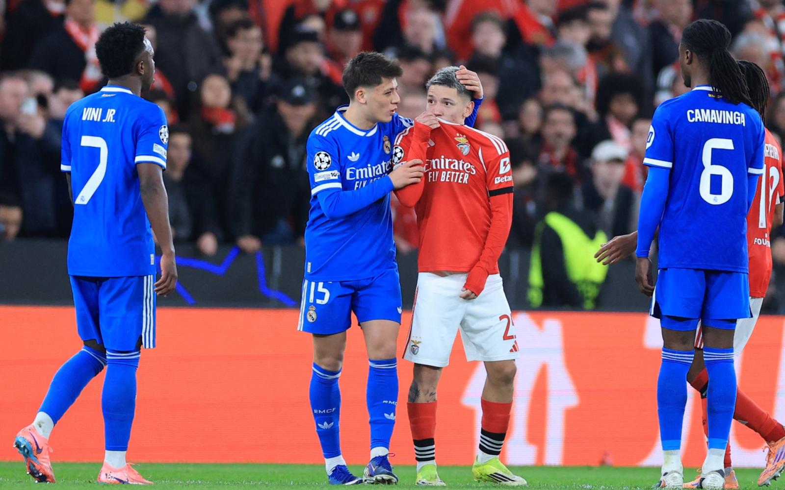 الفيفا يبحث معاقبة لاعبي كرة القدم على تغطية أفواههم بعد واقعة فينيسيوس