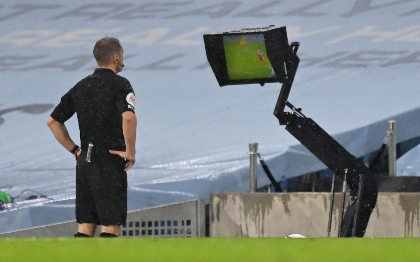 غضب جماهيري يصل ذروته: مشجع يلقي دراجة على حكم مساعد في مباراة بتركيا