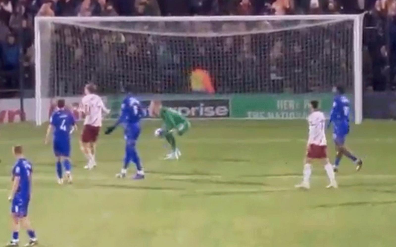 حادثة رياضية فريدة: ركلة جزاء تتحول إلى خطأ عكسي تربك الملعب والجماهير في الدوري الإنجليزي