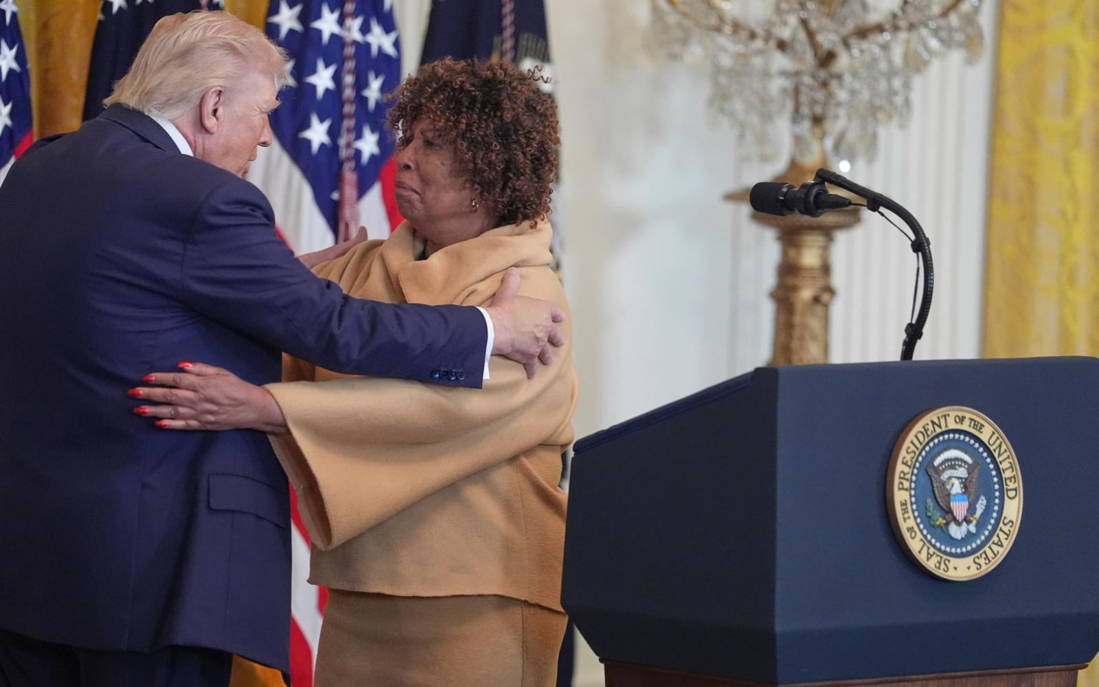 جدة أمريكية تتحدى اتهامات العنصرية وتدافع عن ترامب بحماس في احتفال البيت الأبيض