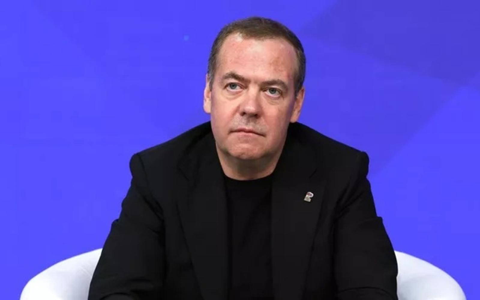 موسكو تسخر من خلافات كييف: مدفيديف يدعو لتخزين الفشار ومشاهدة "معركة المهرج والمشوه"