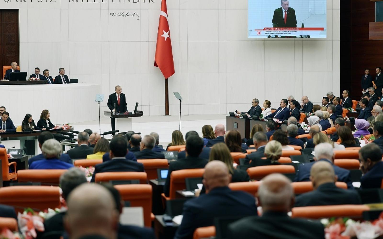 البرلمان التركي يقر تقرير السلام مع "العمال الكردستاني" ويمهد لدستور جديد وقضايا عدالة