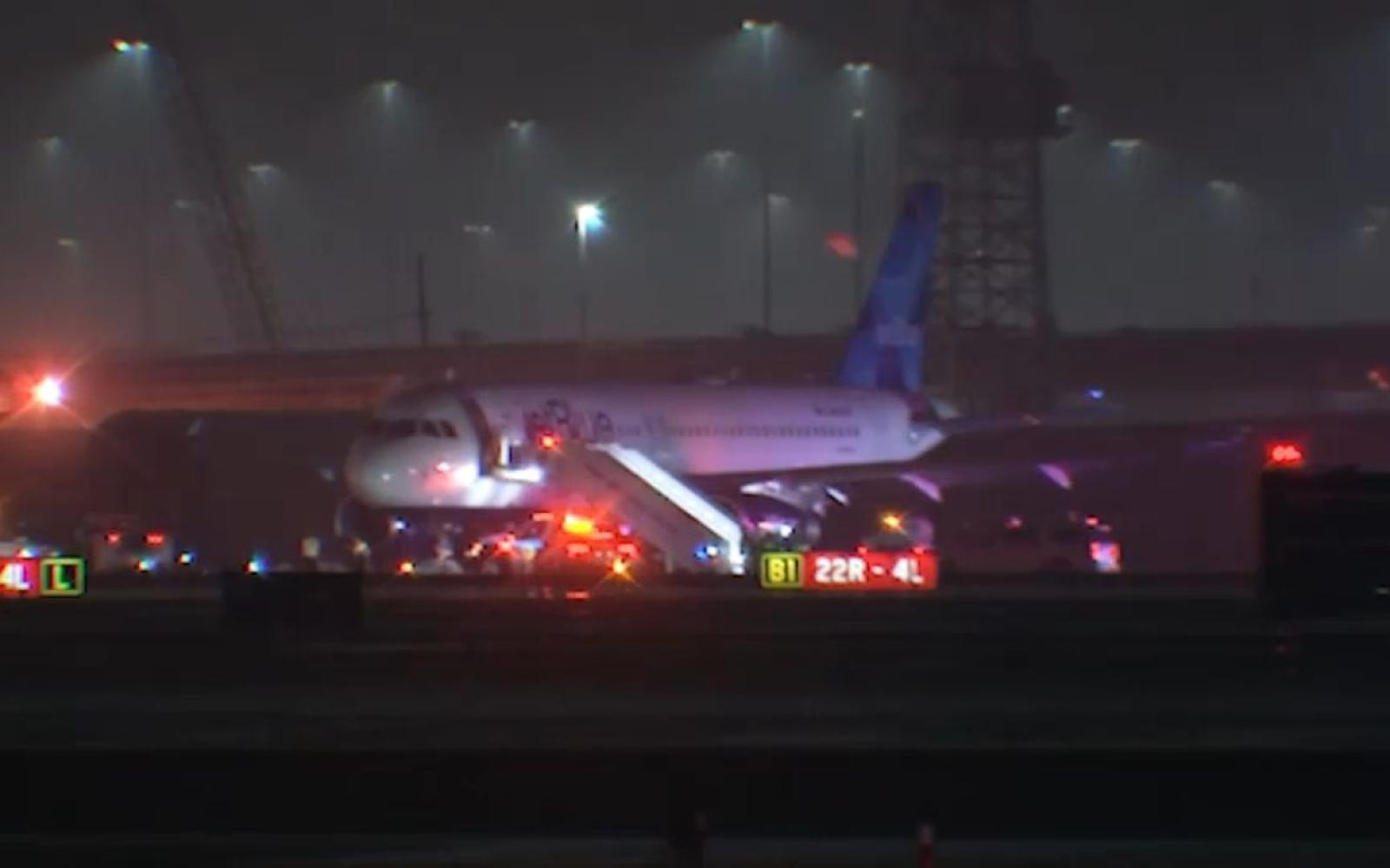 حالة طوارئ على متن طائرة تعلق حركة الطيران لساعة في مطار نيوآرك الأمريكي