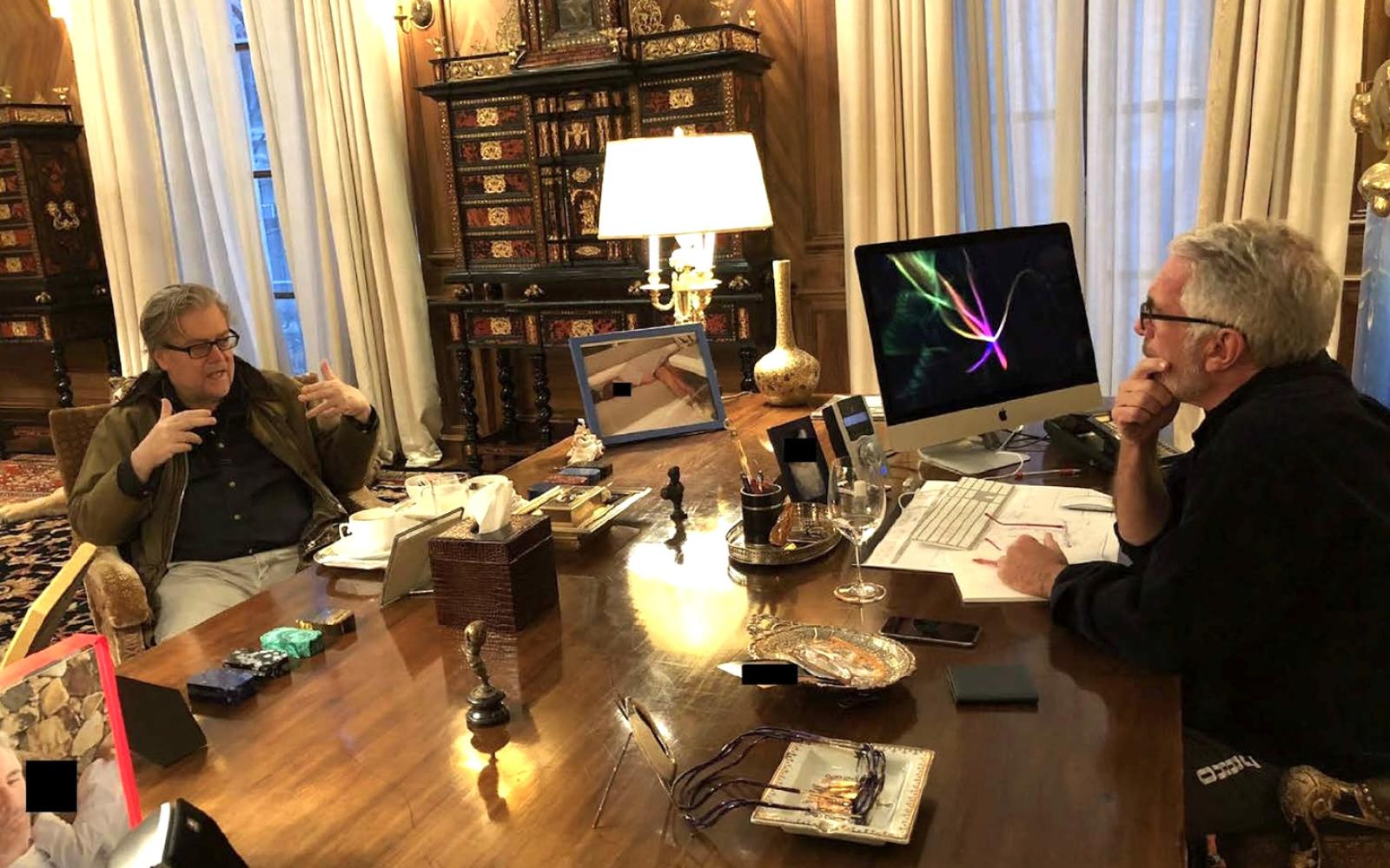 مستشار ترامب السابق يبحث مع مجرم جنسي خططاً للإطاحة بالبابا فرنسيس