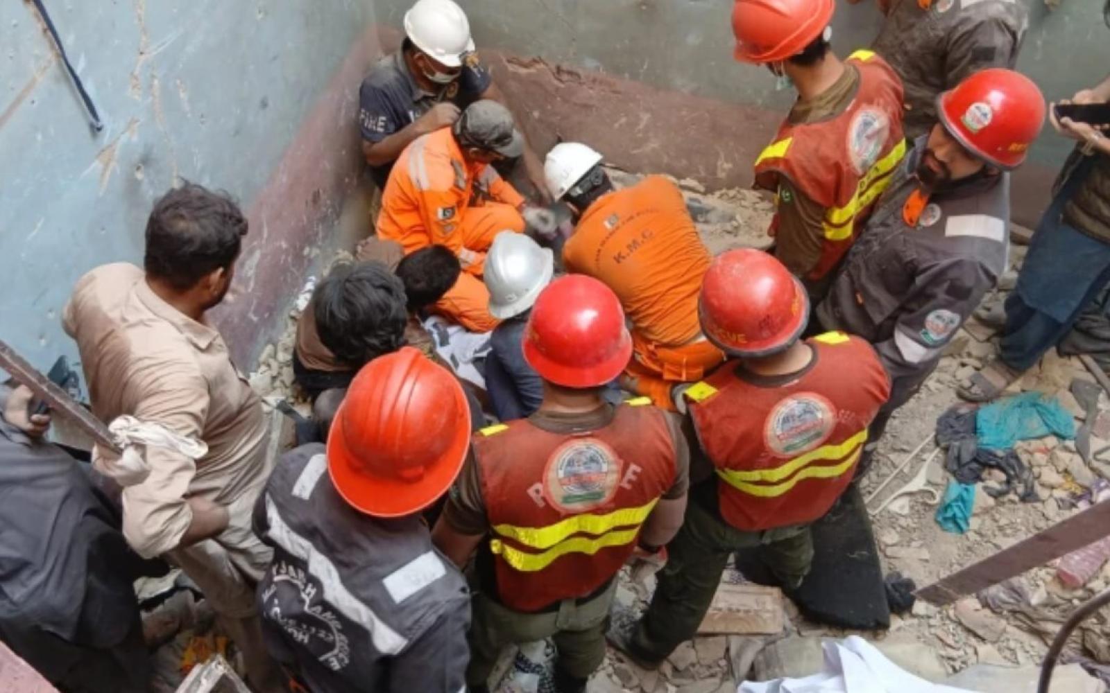 مأساة في باكستان: انفجار أسطوانة غاز يودي بحياة 13 شخصاً بينهم أطفال ونساء