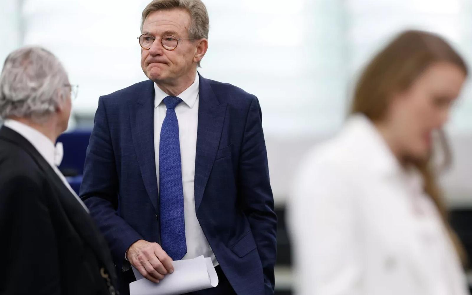 فضيحة في البرلمان الأوروبي: نائب يتهم بإهانة حارسة أمن ومقارنتها بكلبه