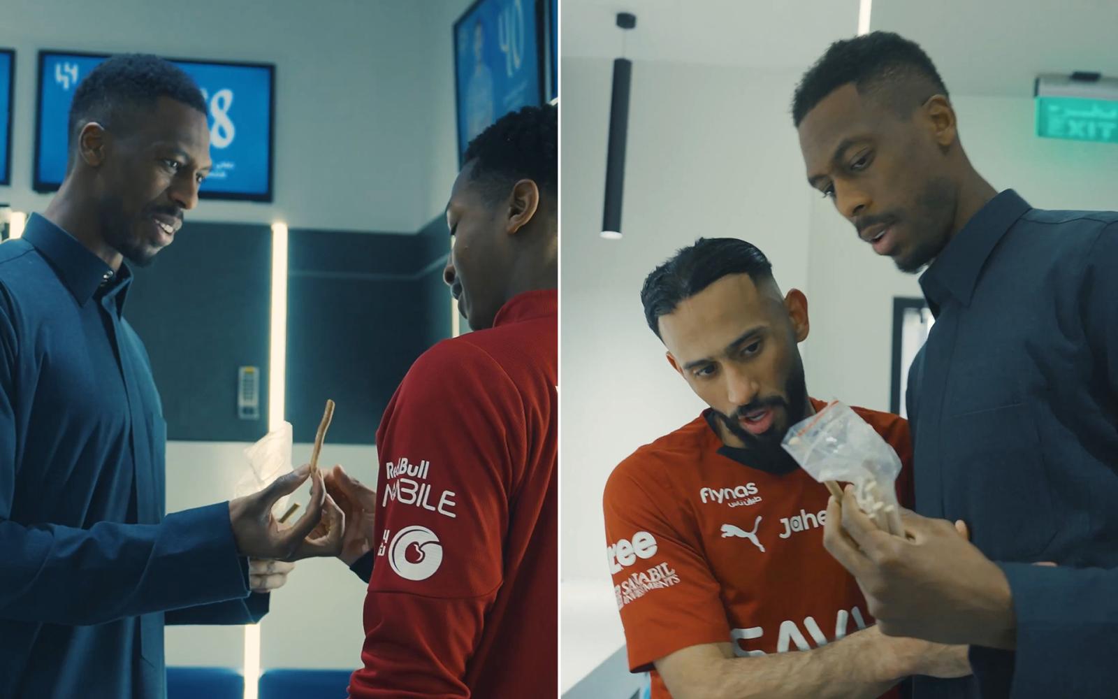 لاعب الهلال محمد كنو يحتفي برمضان بتوزيع المسواك على نجوم الفريق في لفتة رمضانية مميزة