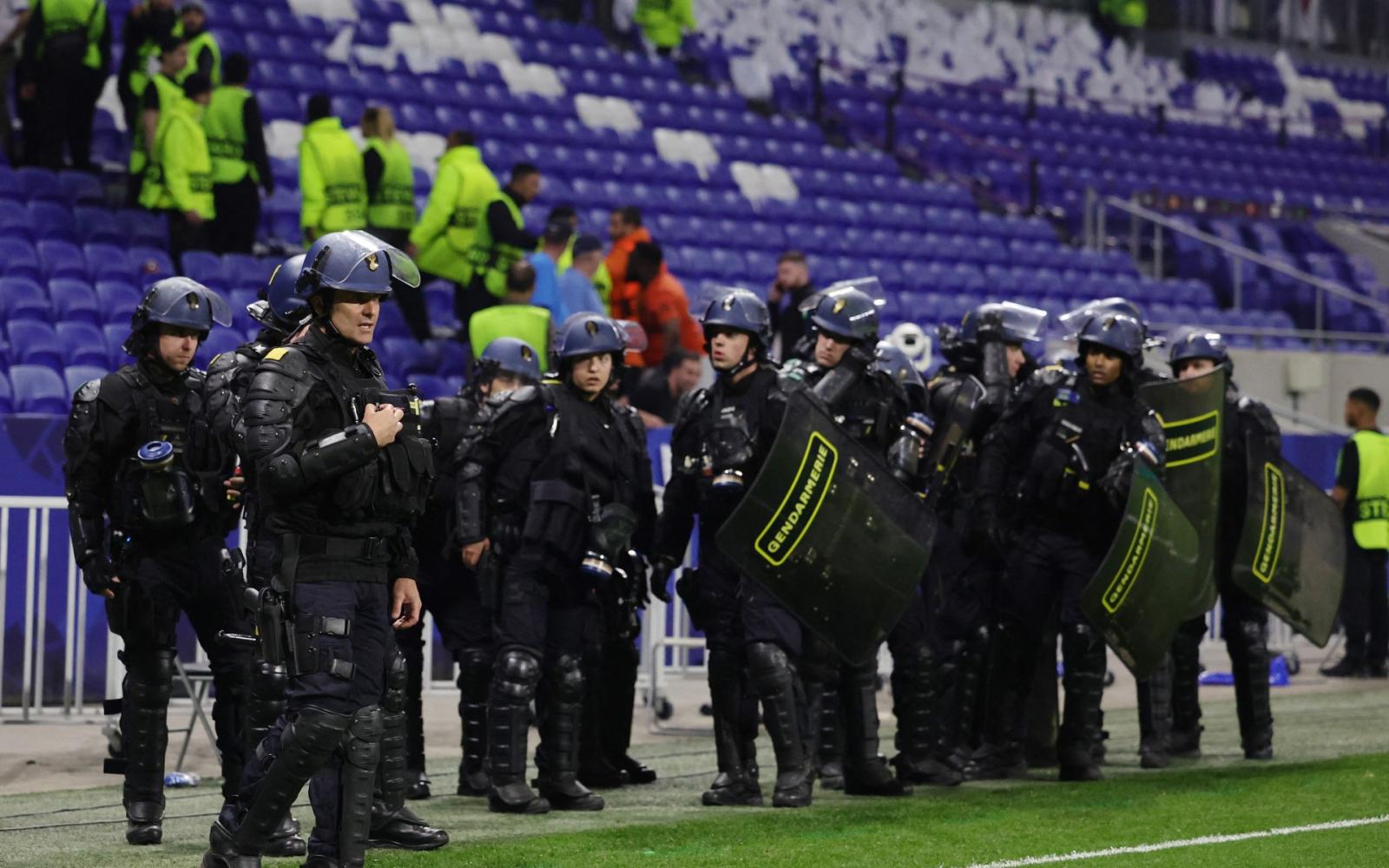 شجار جماعي عنيف ينهي مباراة للشباب في فرنسا ويعتقل 11 لاعباً