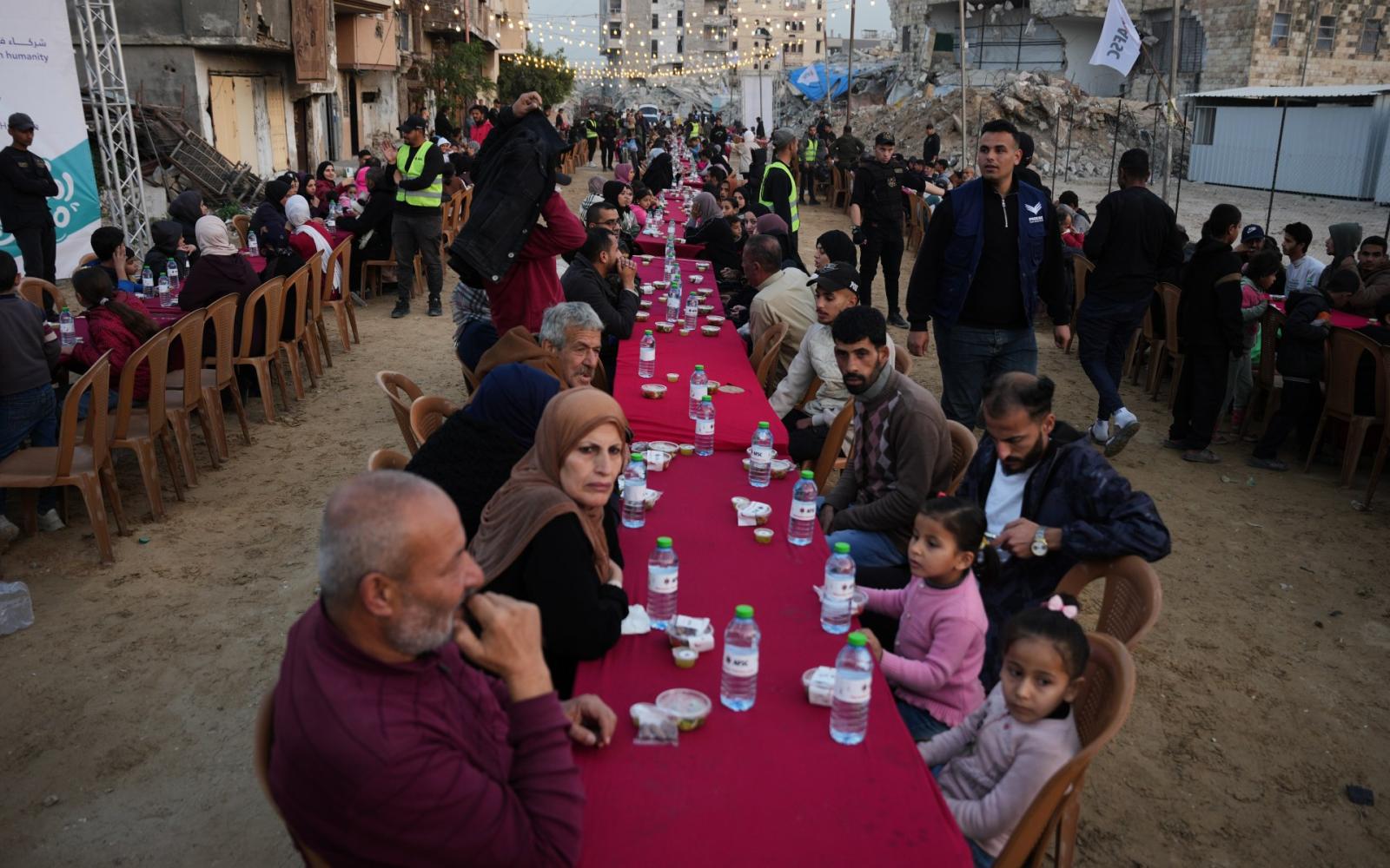 رمضان يحلّ بعبق الروحانيات وموائد التكافل: مشهد إيماني يجمع الأمة في بداية الشهر الفضيل
