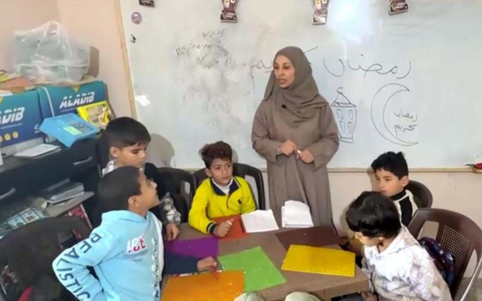 معلمة فلسطينية في العريش تحوّل الأمل إلى واقع: مركز تعليمي مجاني لأطفال غزة النازحين