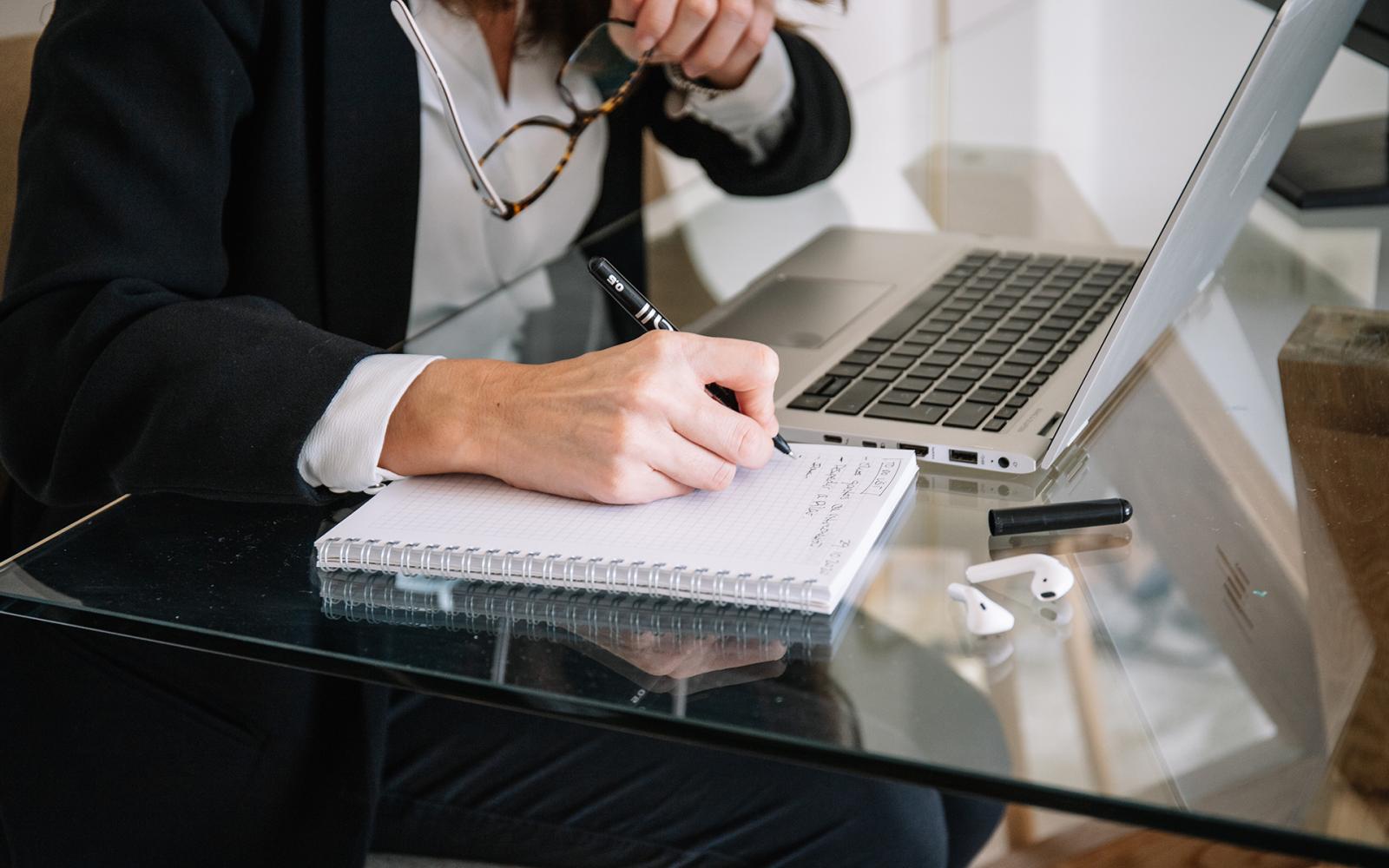 الذكاء الاصطناعي يقلب موازين الصحافة المستقلة: بين كفاءة الإنتاج ومخاوف أخلاقية وجودية