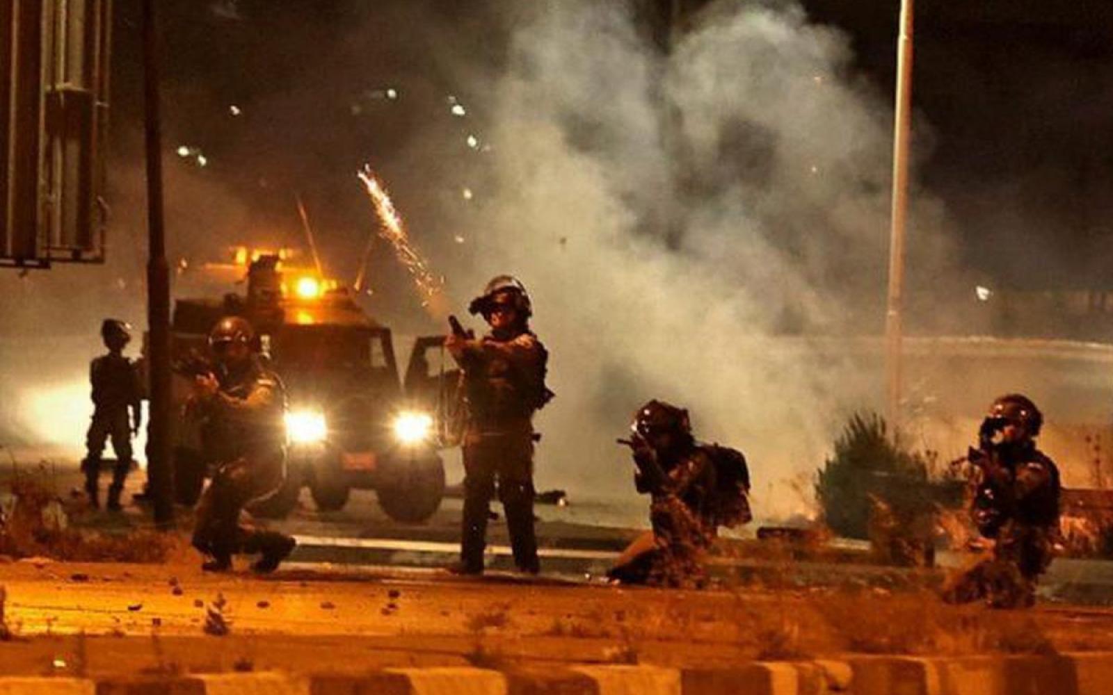 قوات الاحتلال تقتحم بيت أمر وتتسبب في اختناقات جماعية وسط إغلاق قسري للمحال التجارية