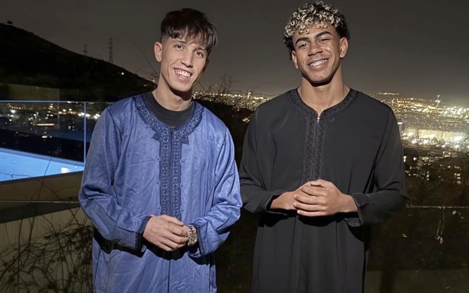 نجم برشلونة لامين جمال يحتفي برمضان بملابس تقليدية في منزله الجديد ببرشلونة