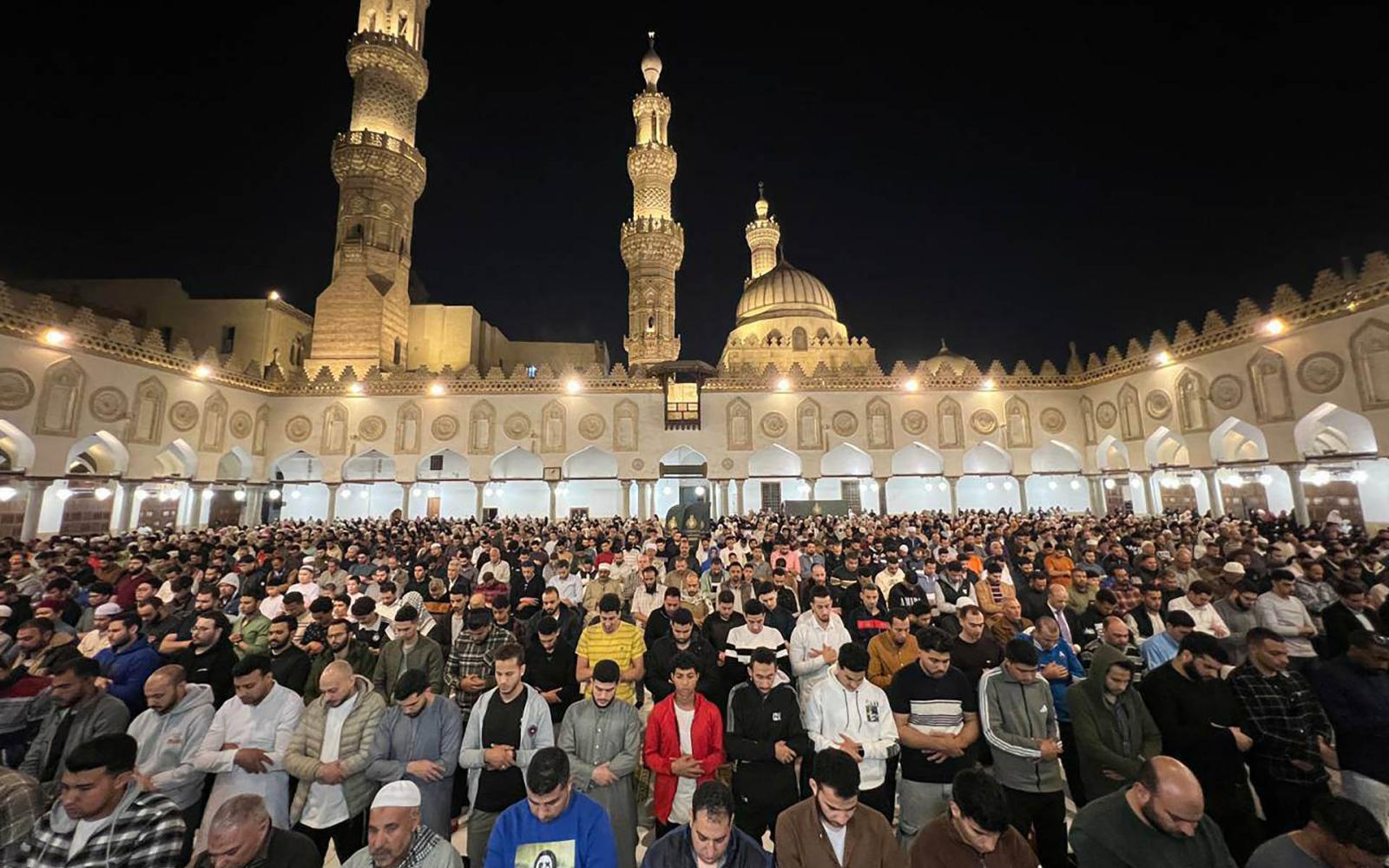 أئمة مصر يتلون آيات الله في رمضان.. أصوات خشوع تملأ المساجد الكبرى بعبق الإيمان