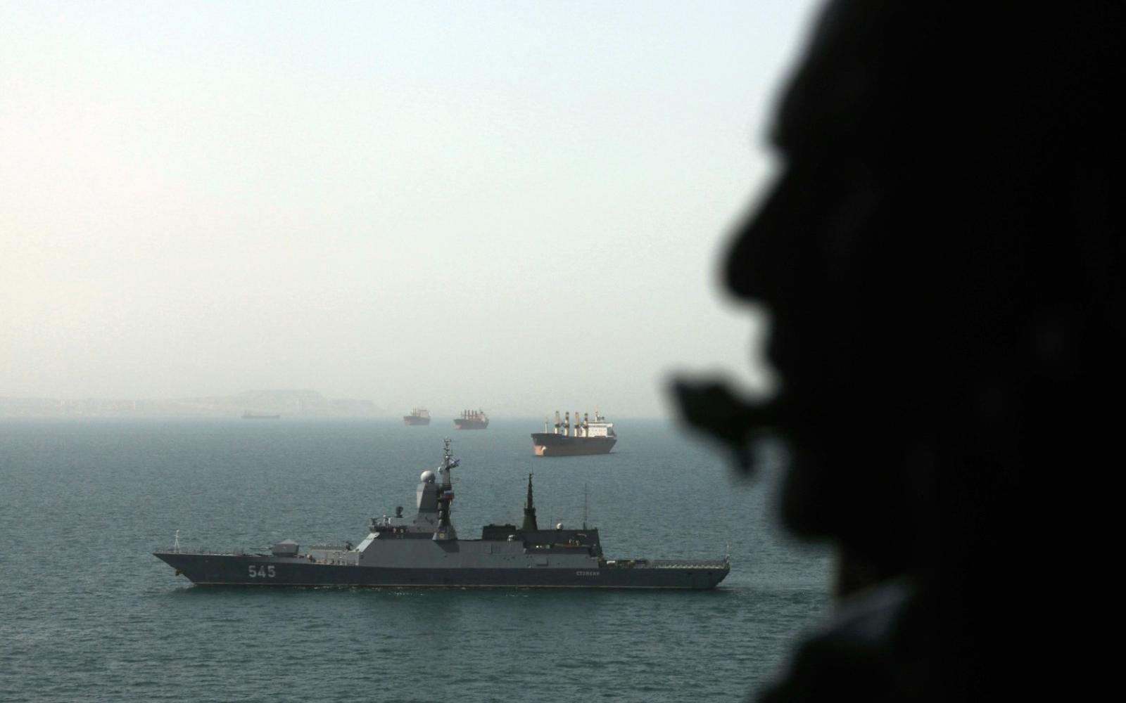 مناورات بحرية روسية إيرانية مشتركة في مضيق هرمز وسط تعزيز أمريكي لوجوده العسكري بالمنطقة