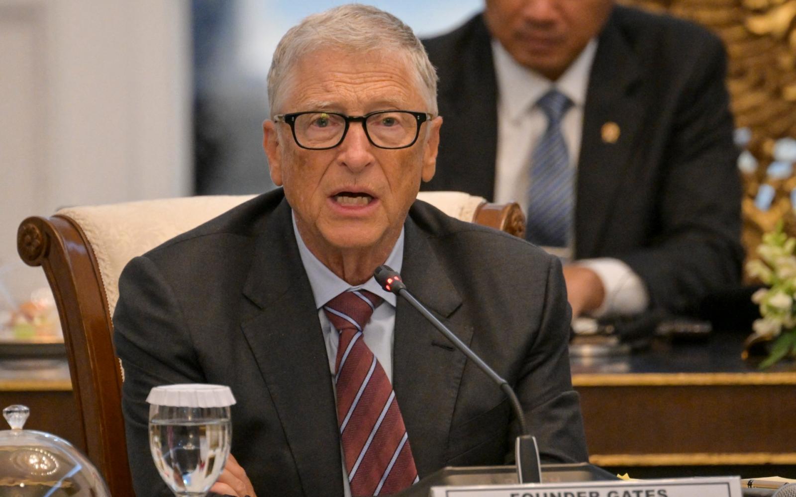 انسحاب بيل غيتس المفاجئ من قمة الذكاء الاصطناعي بالهند يثير تساؤلات حول علاقاته