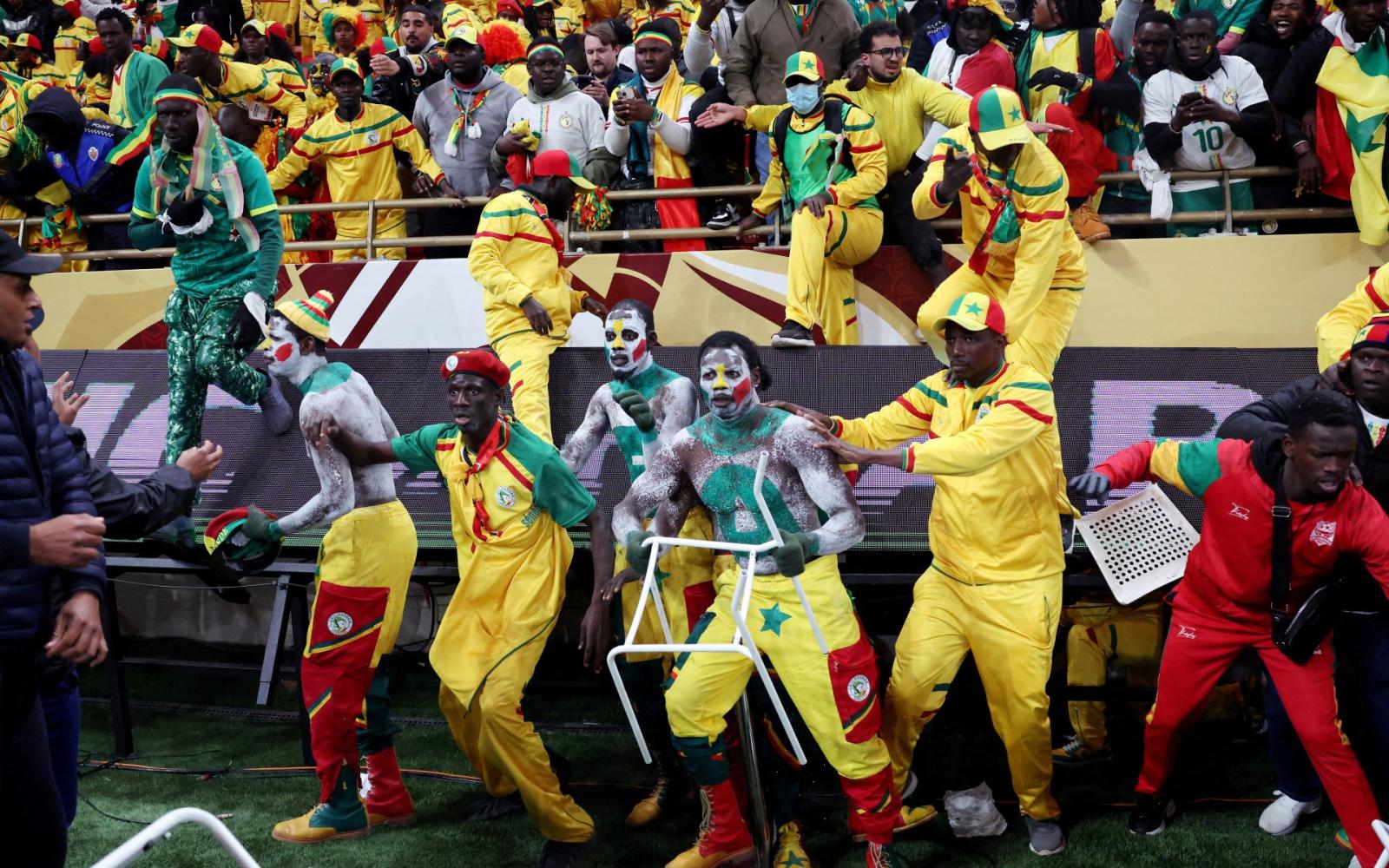 المغرب يطالب بسنتين سجناً لمشجعين سنغاليين بعد أحداث شغب في نهائي كأس الأمم الإفريقية