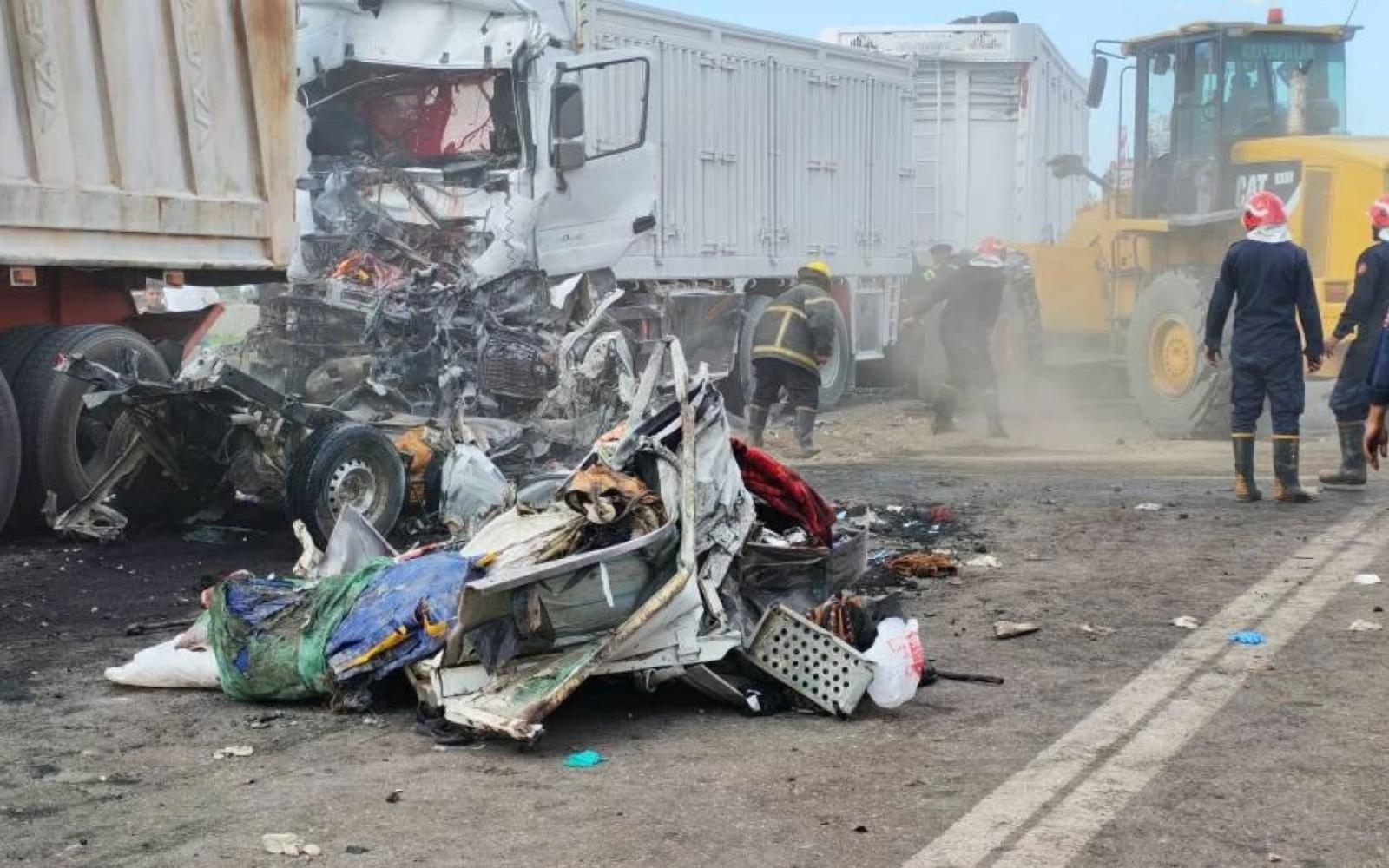 مأساة في أول أيام رمضان بمصر: 18 قتيلاً في حادث تصادم مروع على طريق محور 30 يونيو