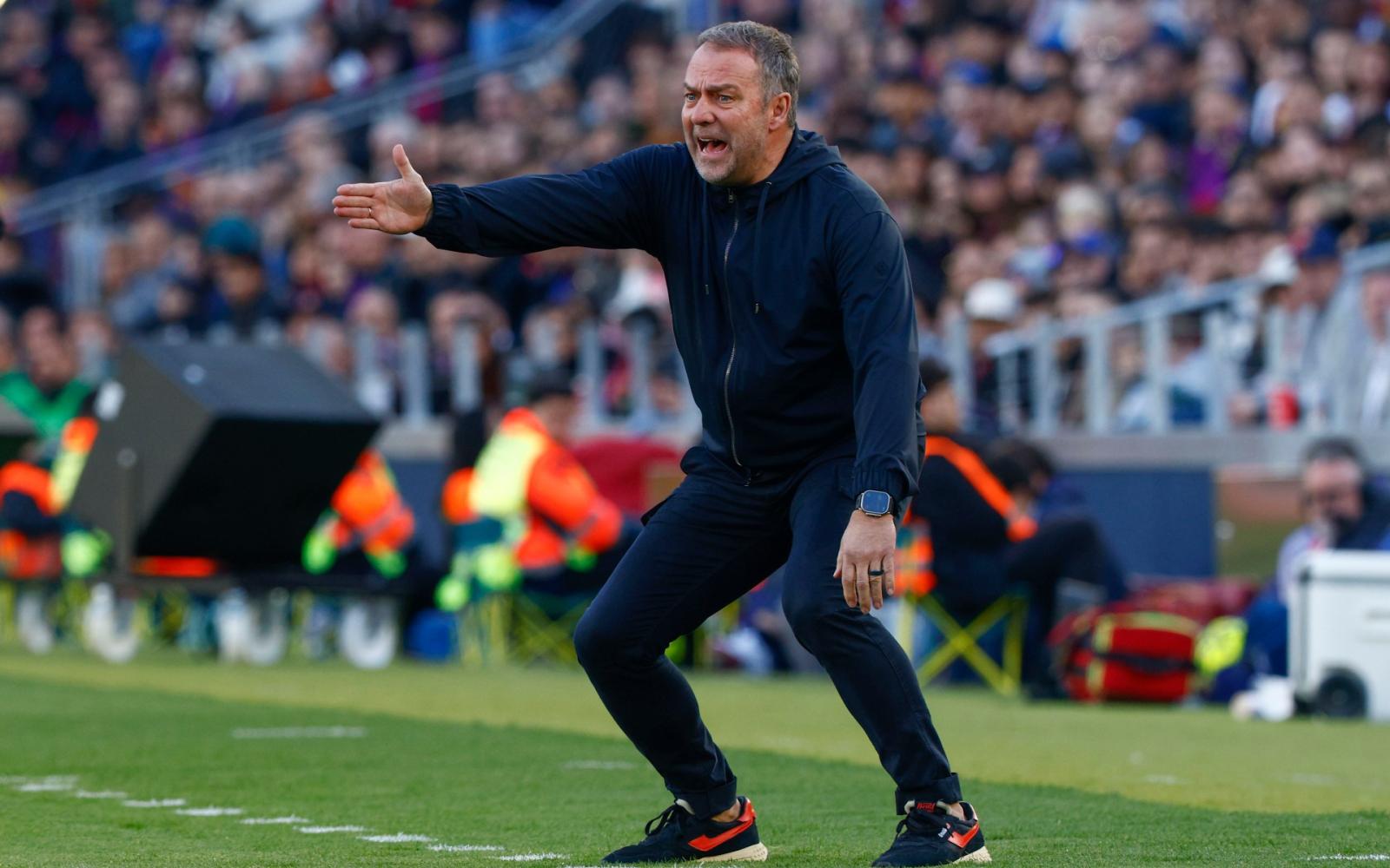 فليك يشن هجوماً نارياً على نجوم برشلونة بعد خسارتين متتاليتين ويحذر من ضياع الموسم