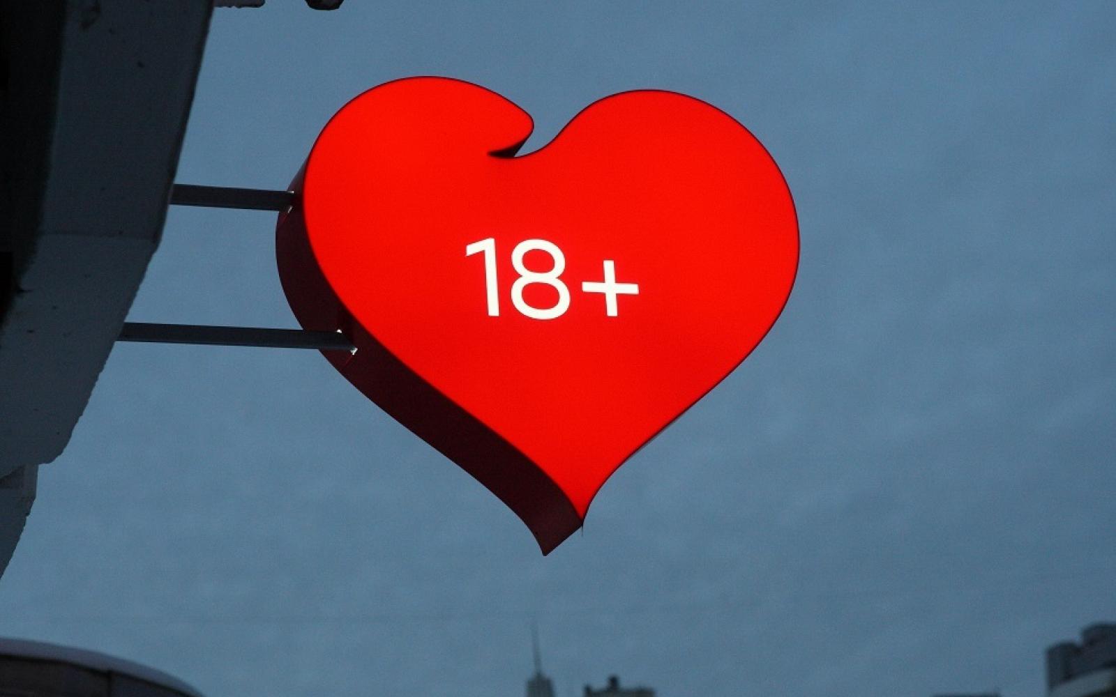 خطيبة وزير الخارجية الأوكراني السابق توسع نطاق أعمالها بافتتاح "متجر حياة جنسية" جديد في بولندا