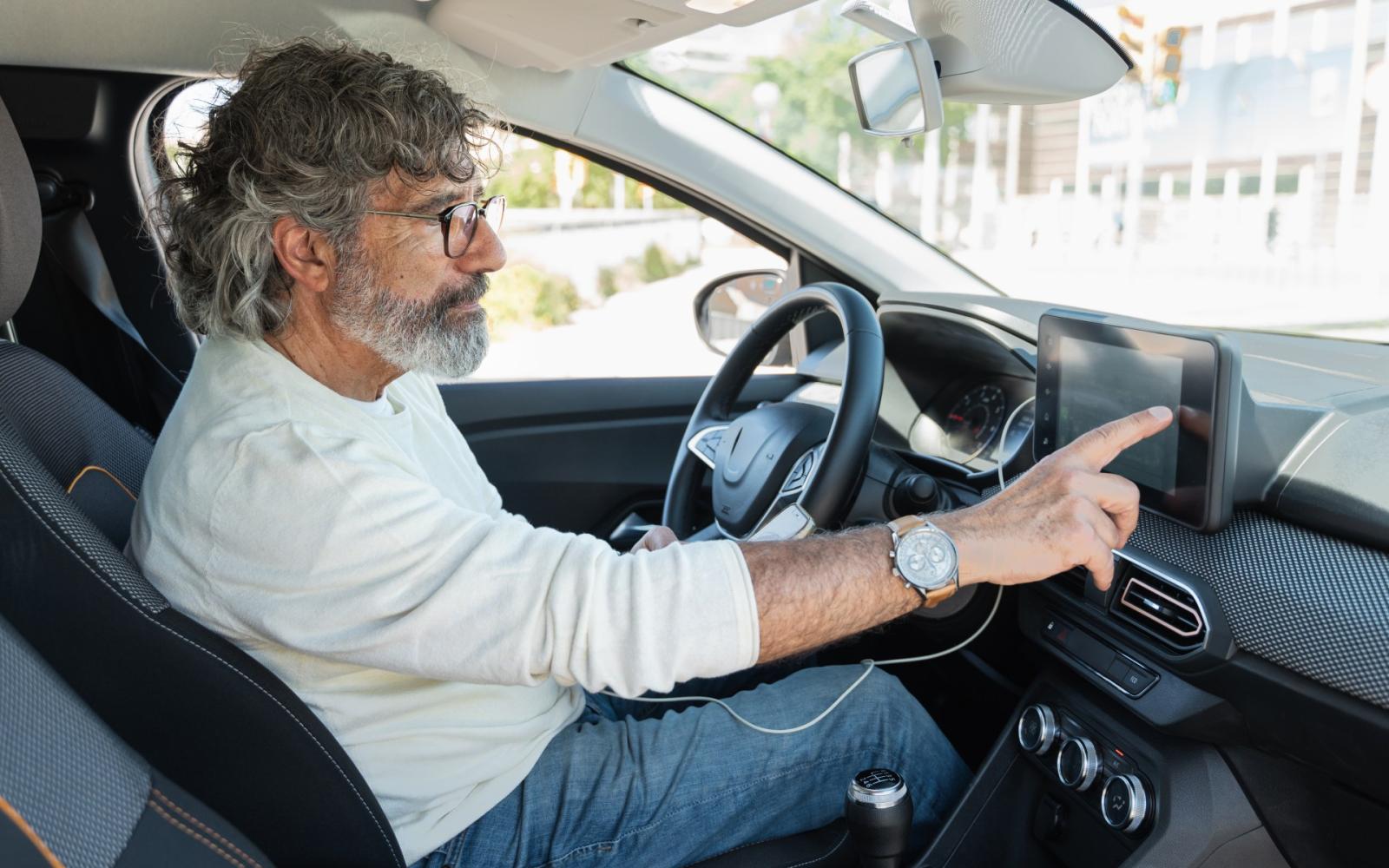 الشاشات اللمسية في السيارات تقود السائقين نحو الخطر: التكنولوجيا الذكية تشتت الانتباه وتقلل الأمان