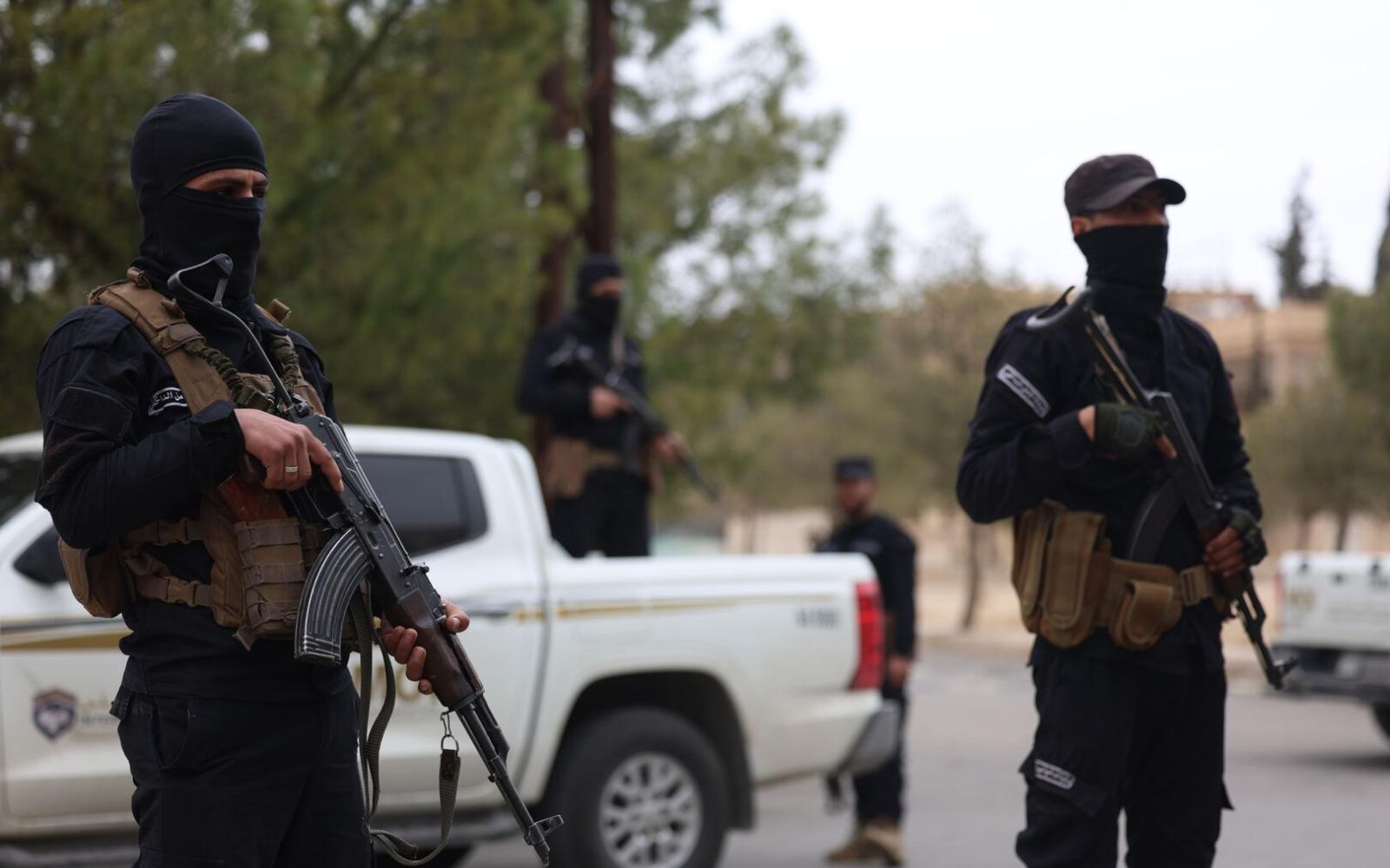 "داعش" يتبنى هجوماً في دير الزور يسفر عن مقتل عنصر أمن وإصابة شقيقه وسط تحذيرات من تجدد نشاط التنظيم