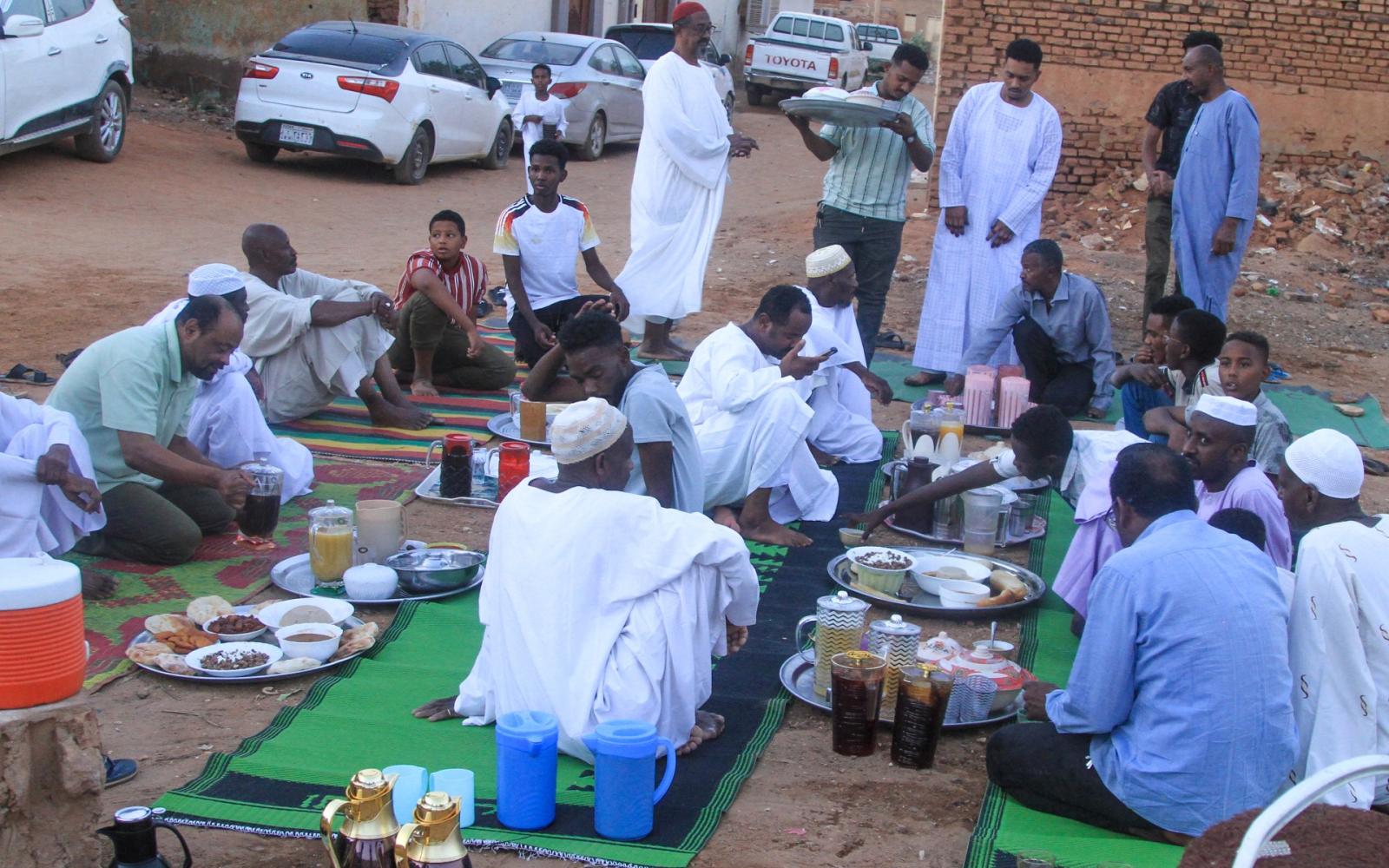 موائد الرحمن تعود إلى الخرطوم: بصيص أمل يعيد الحياة إلى شوارع أم درمان بعد سنوات الحرب