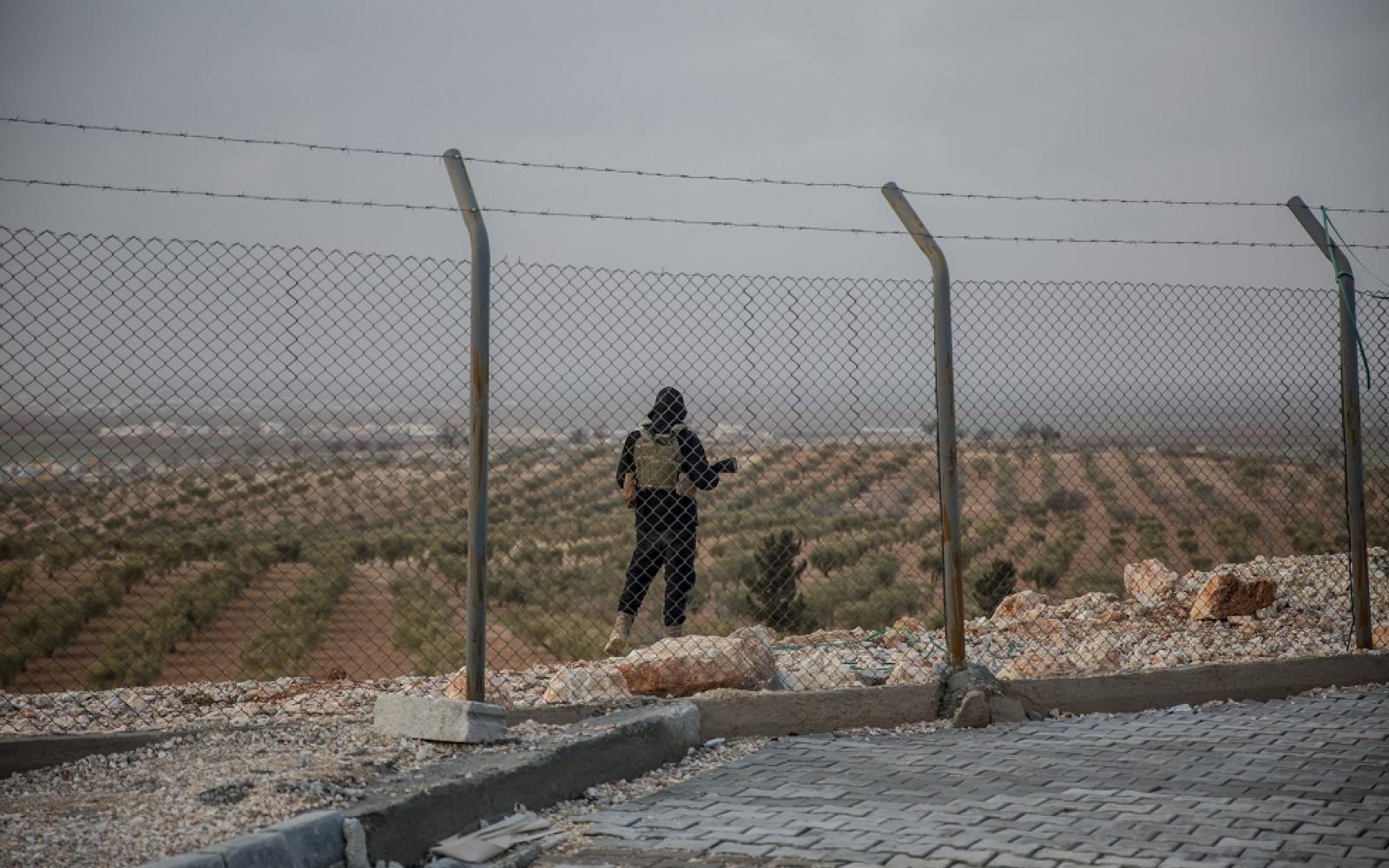 هروب جماعي من مخيم الهول: الآلاف من أنصار "داعش" ينتشرون في سوريا والعراق وتركيا