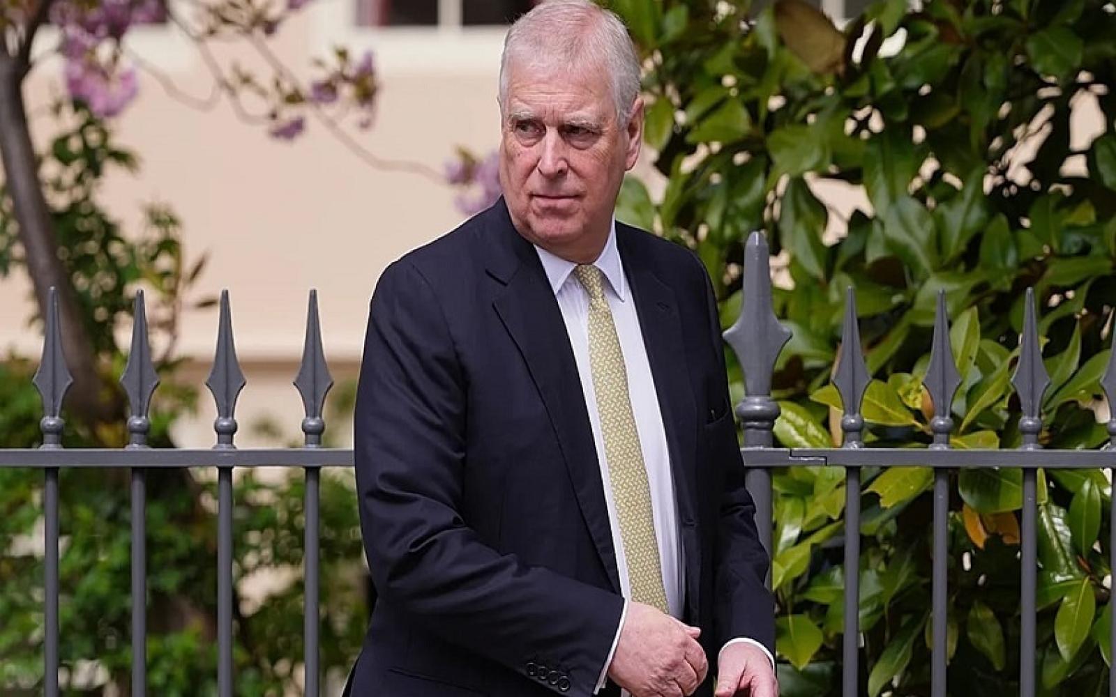 اعتقال الأمير البريطاني السابق أندرو بتهم تتعلق بفضيحة إبستين يثير قلق العائلة المالكة والرئيس الأمريكي